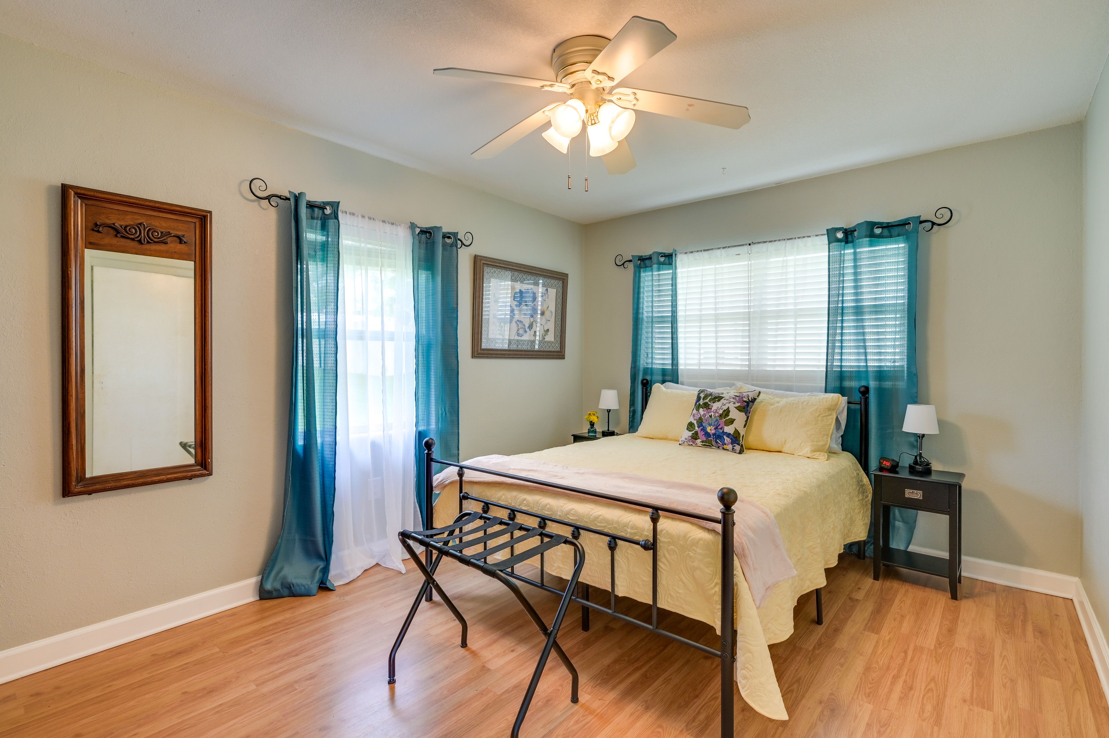 Bedroom 1 | Queen Bed