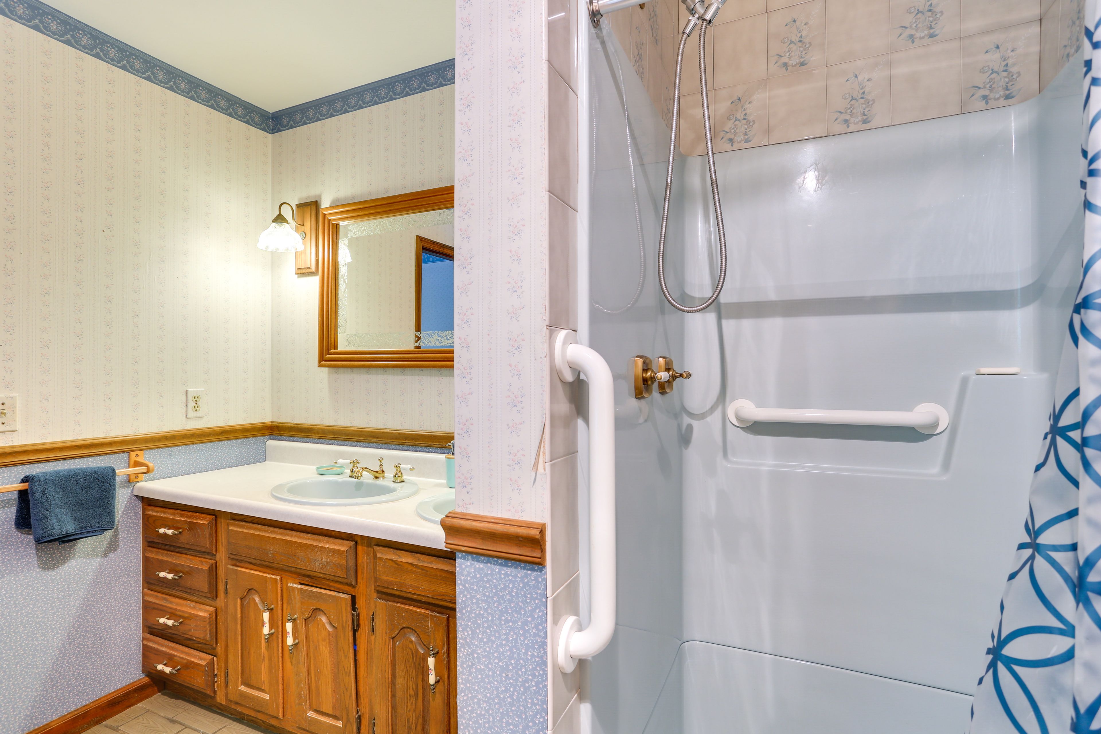 Full Bathroom | Towels Provided