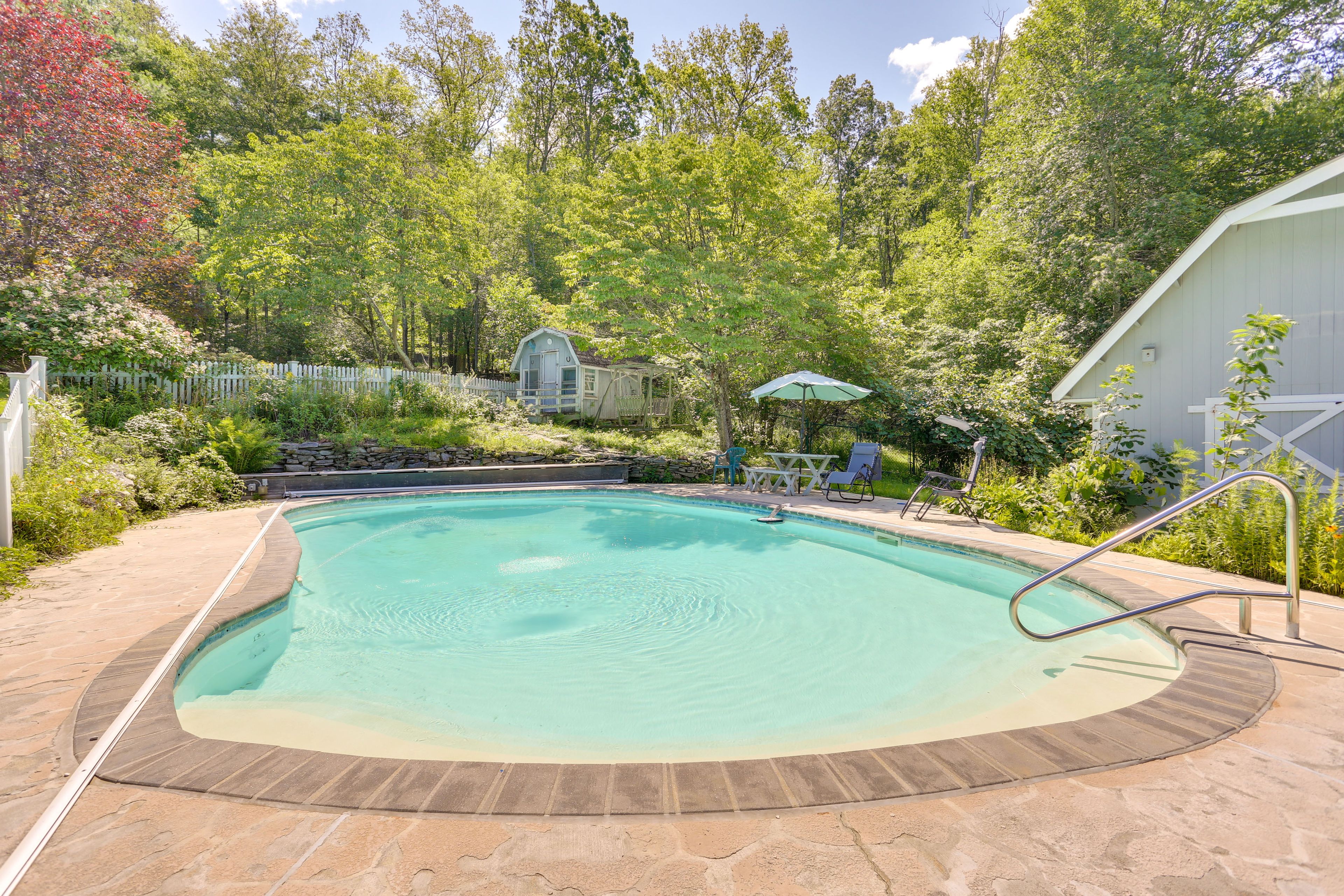 Sparrow Bush Vacation Rental | 2,200 Sq Ft | 5BR | 2.5BA | Stairs Required