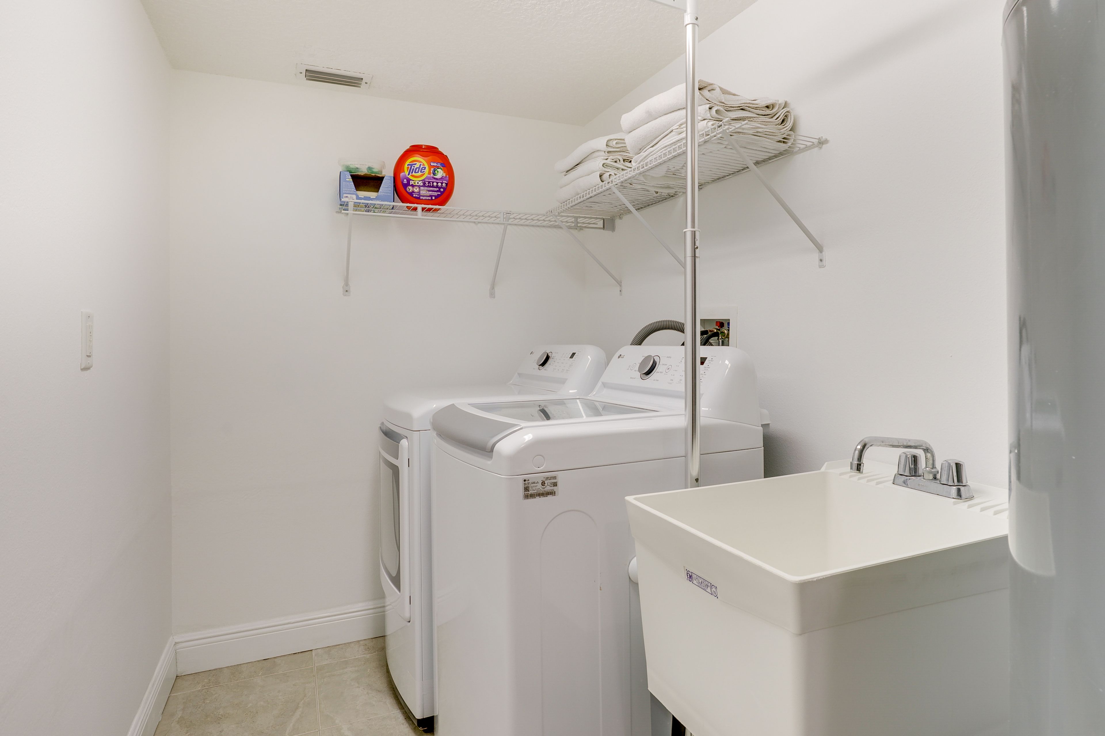Shared Washer & Dryer | Linens Provided