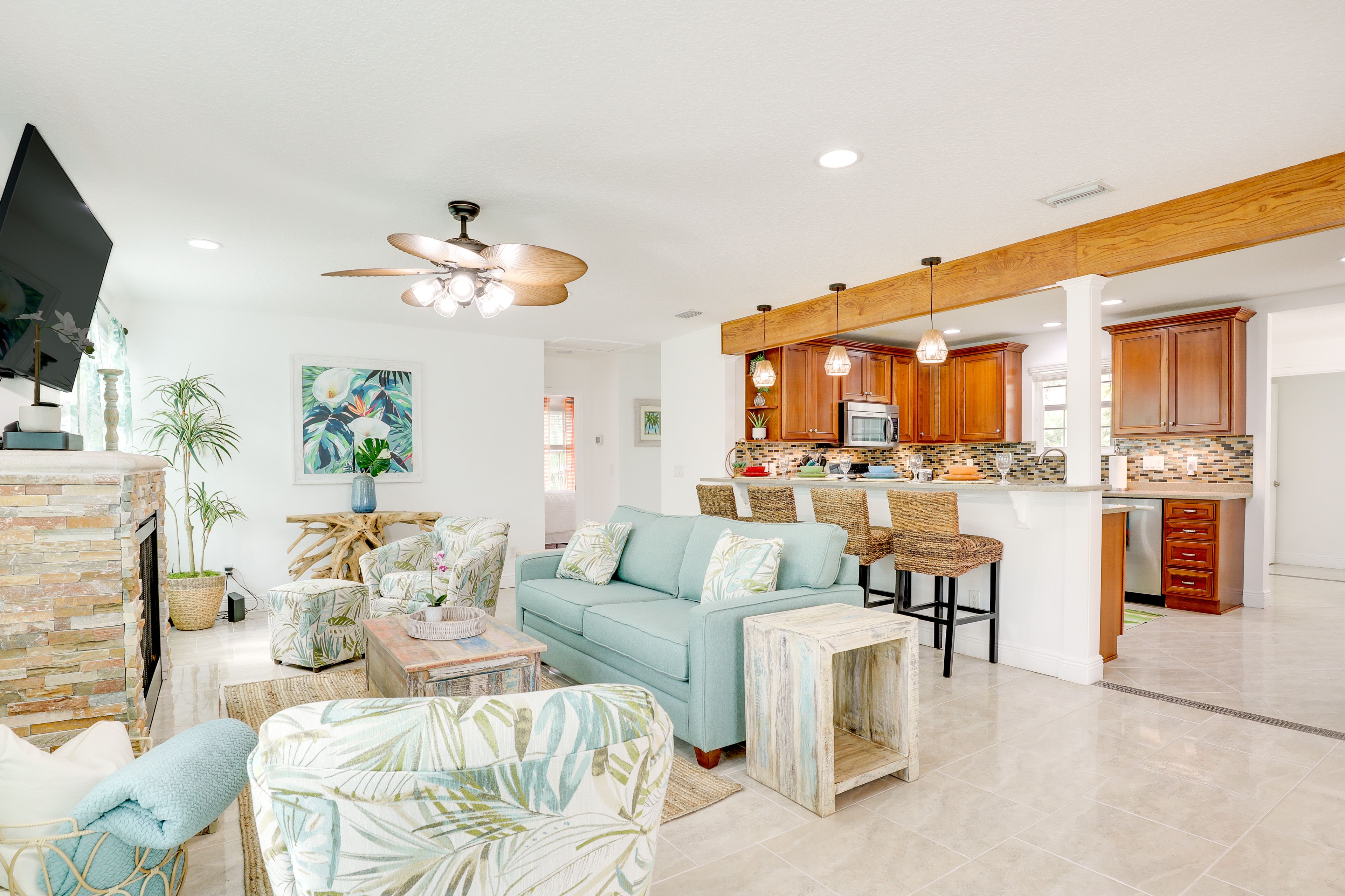 Living Room | Free WiFi (Shared) | Central Heat & A/C | Smart TV w/ Cable