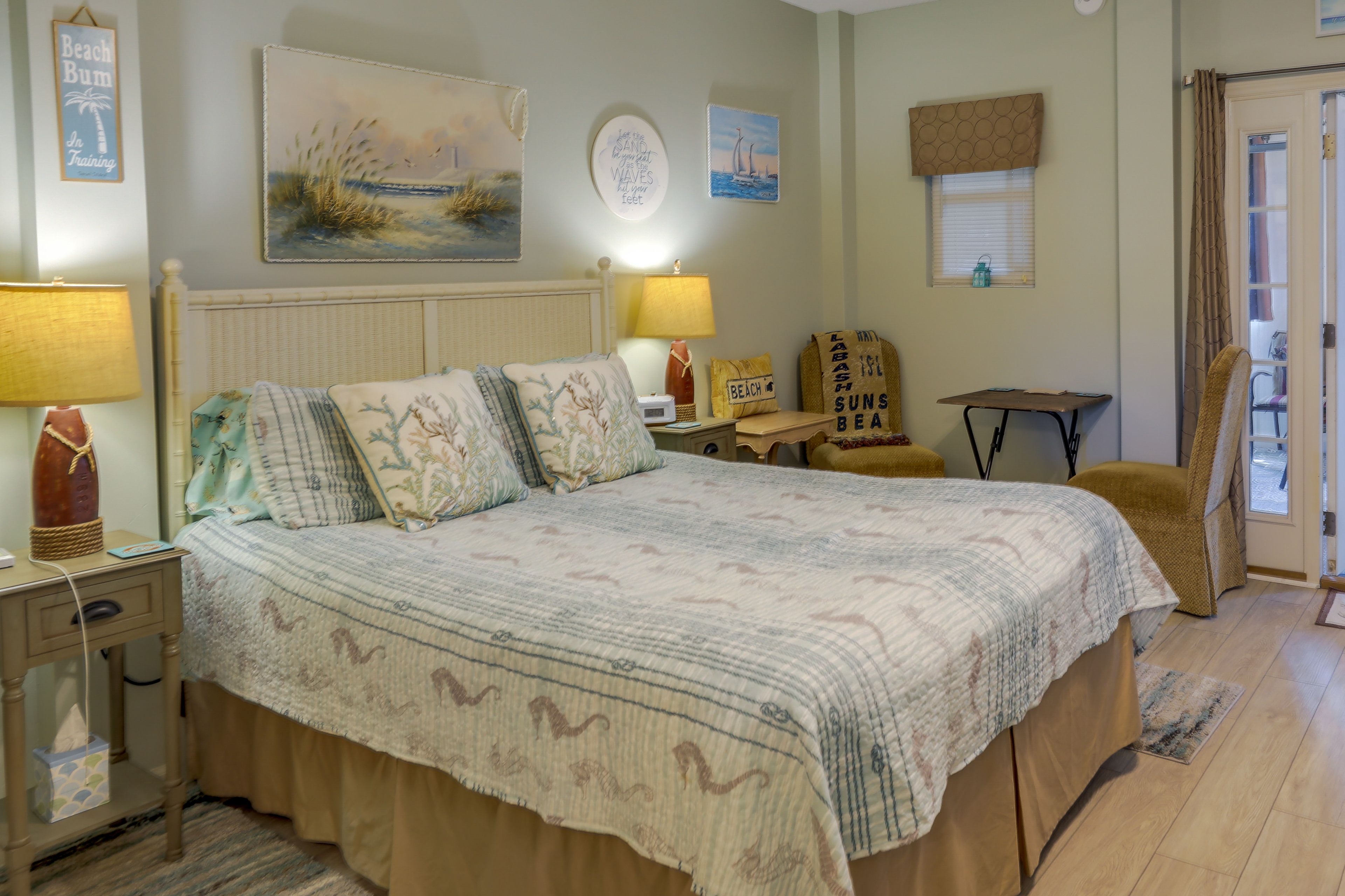 Studio | Queen Bed | Twin Daybed | Smart TV | WiFi | Window A/C Unit