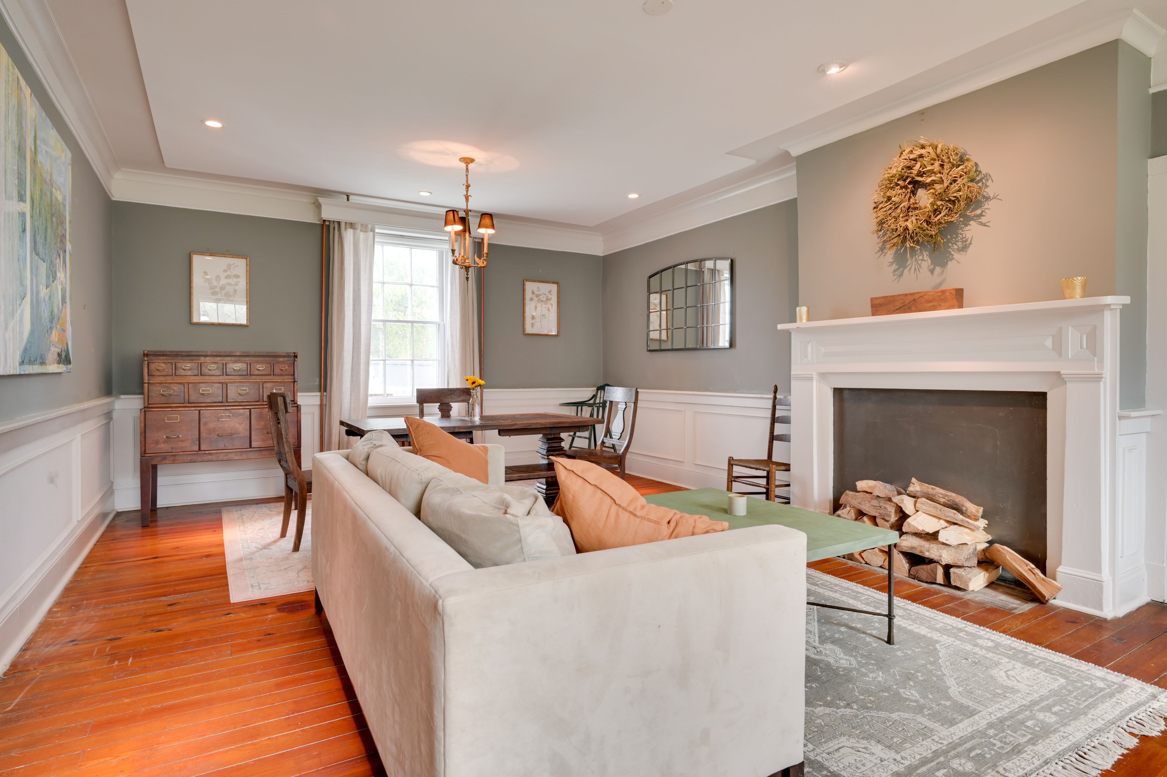Living Room | Free WiFi | Central A/C | Smart TV