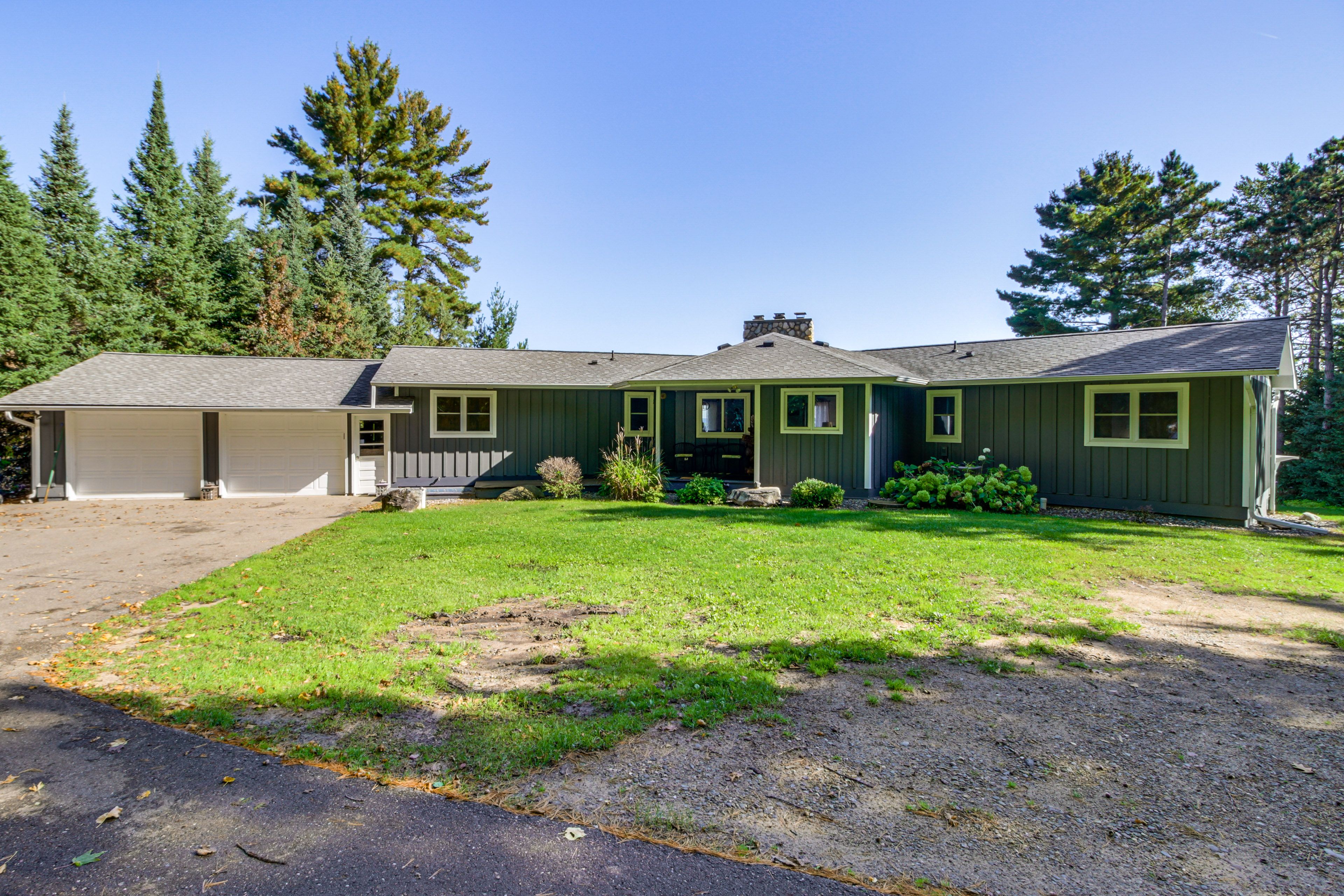 Exterior | Driveway Parking (5 Vehicles) | Trailer Parking Allowed