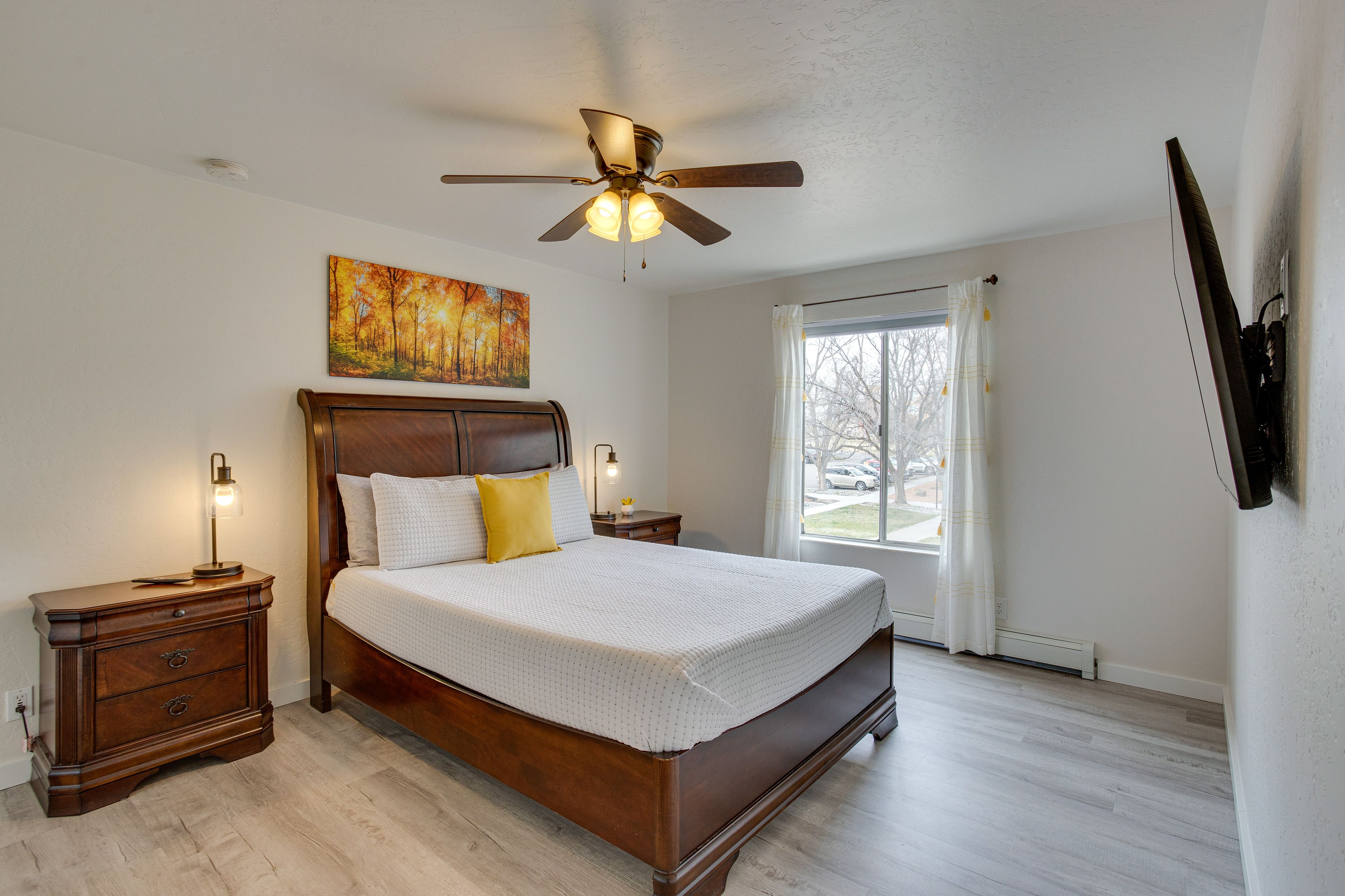Bedroom 1 | Queen Bed | Smart TV