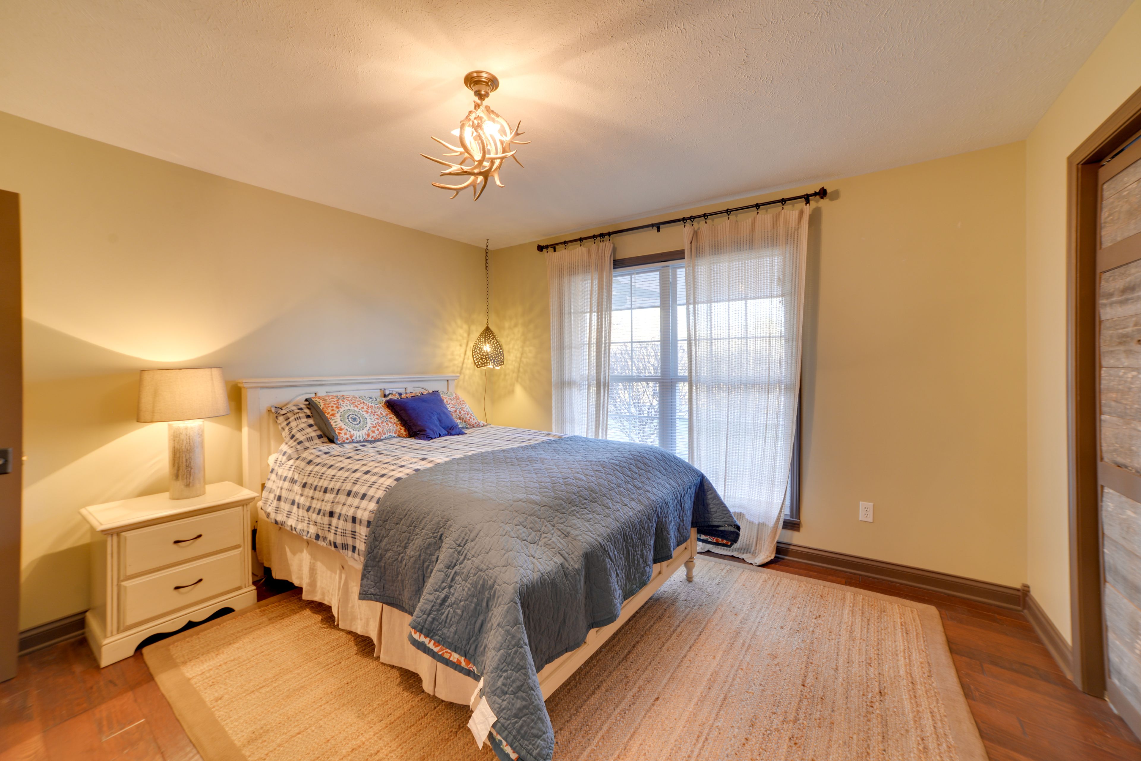 Bedroom 2 | Queen Bed