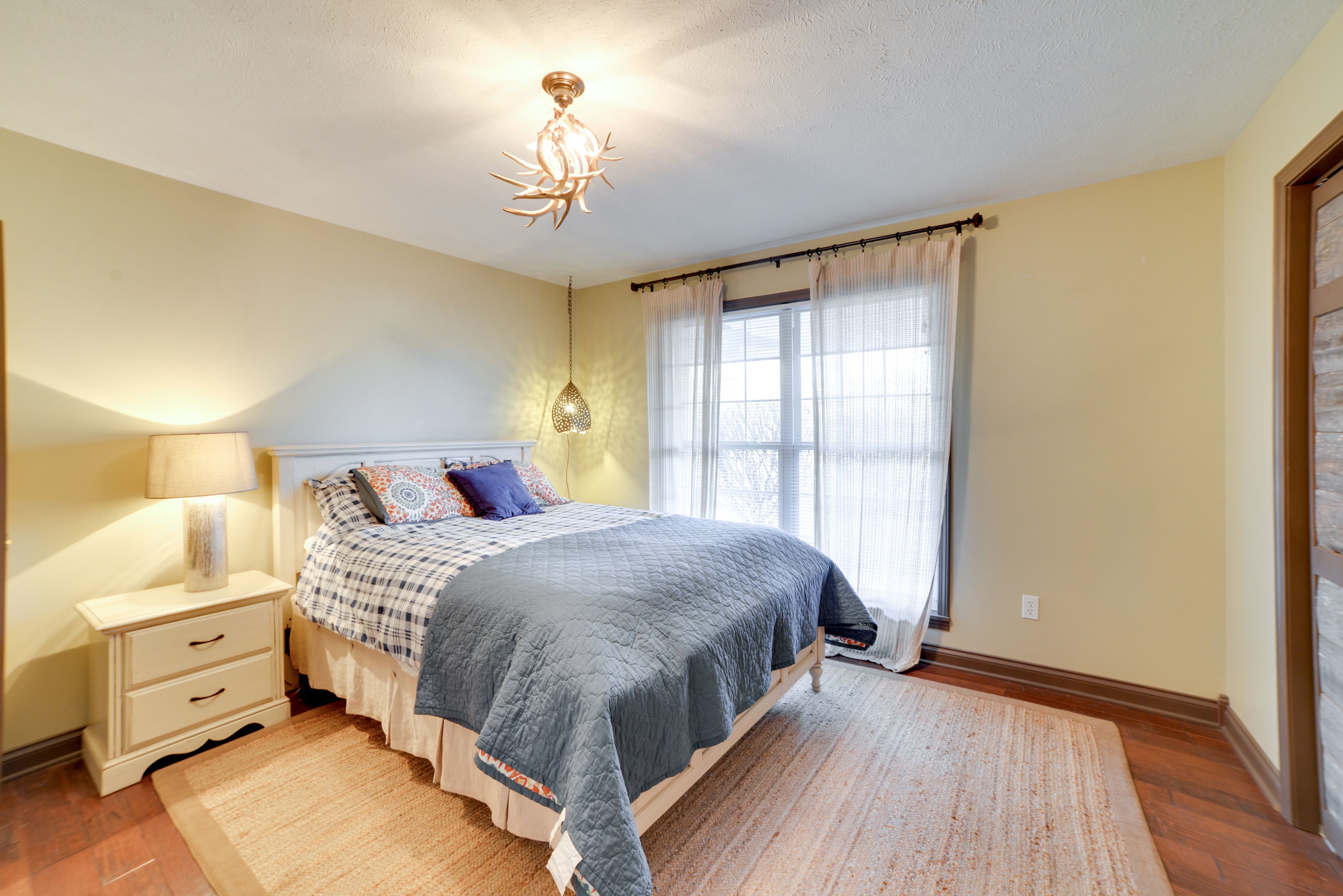 Bedroom 2 | Queen Bed