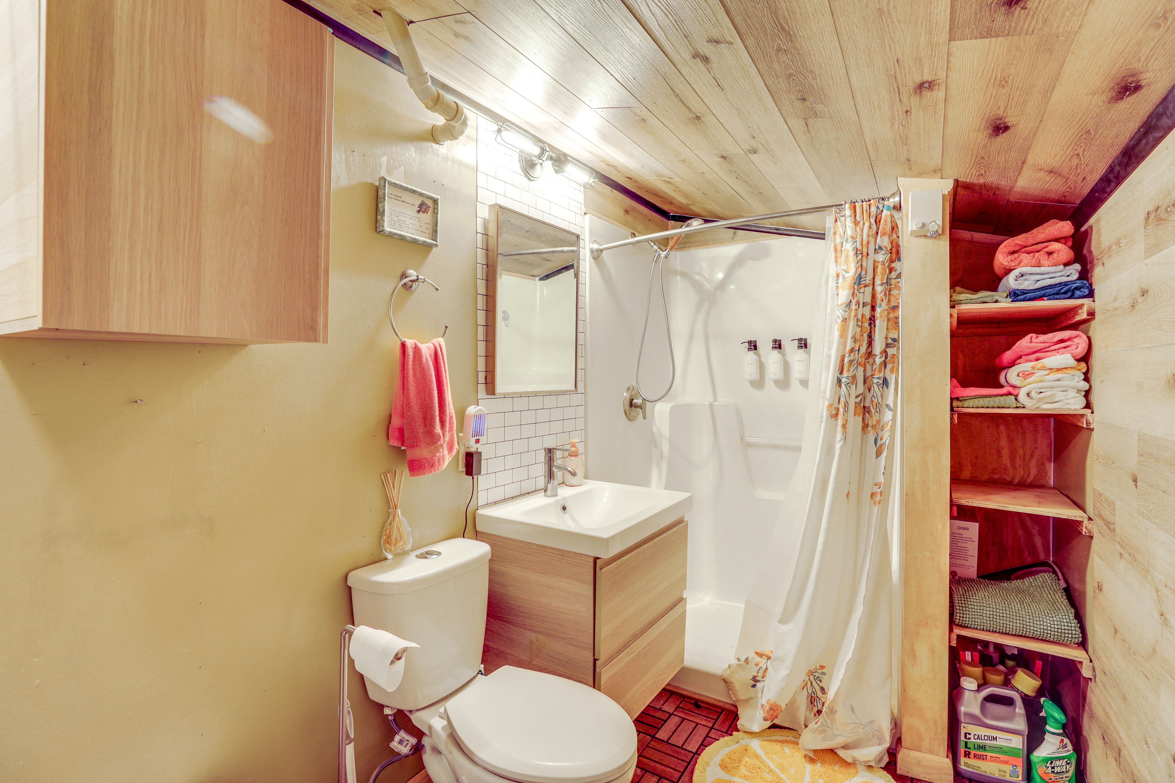 Full Bathroom | Main Level | Towels Provided | Toiletries