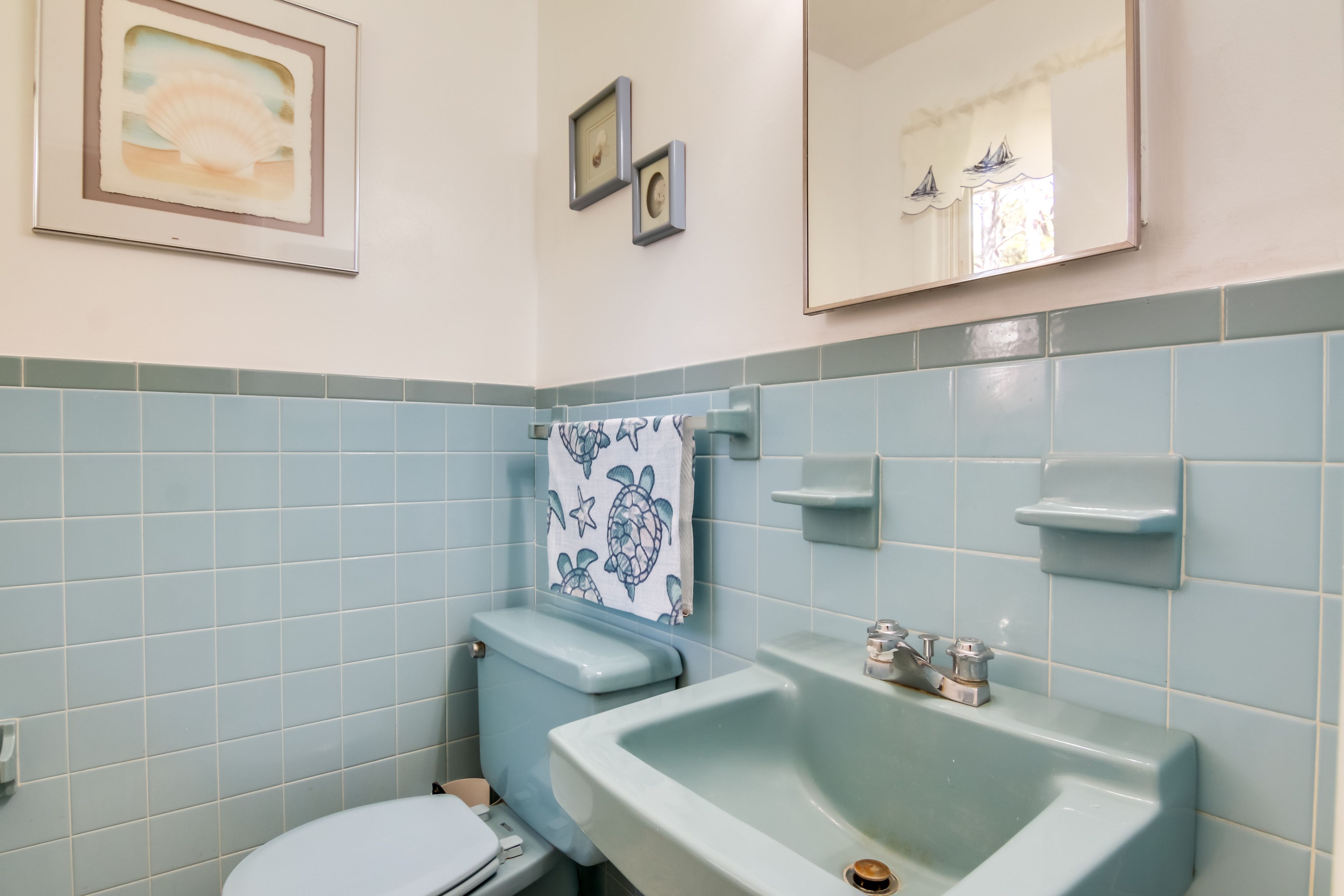 Half Bathroom | Towels Provided