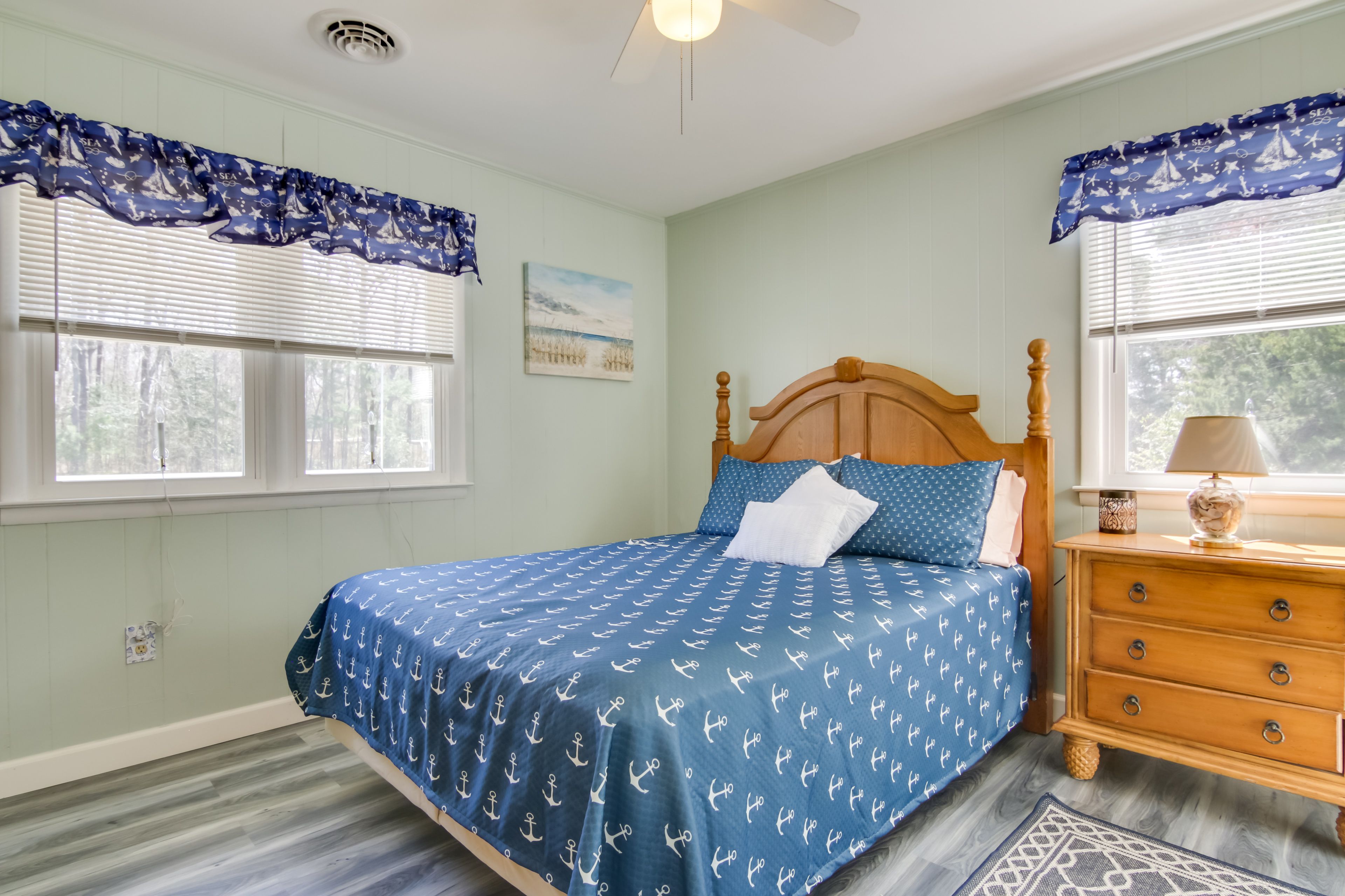 Bedroom 2 | Queen Bed | Hangers