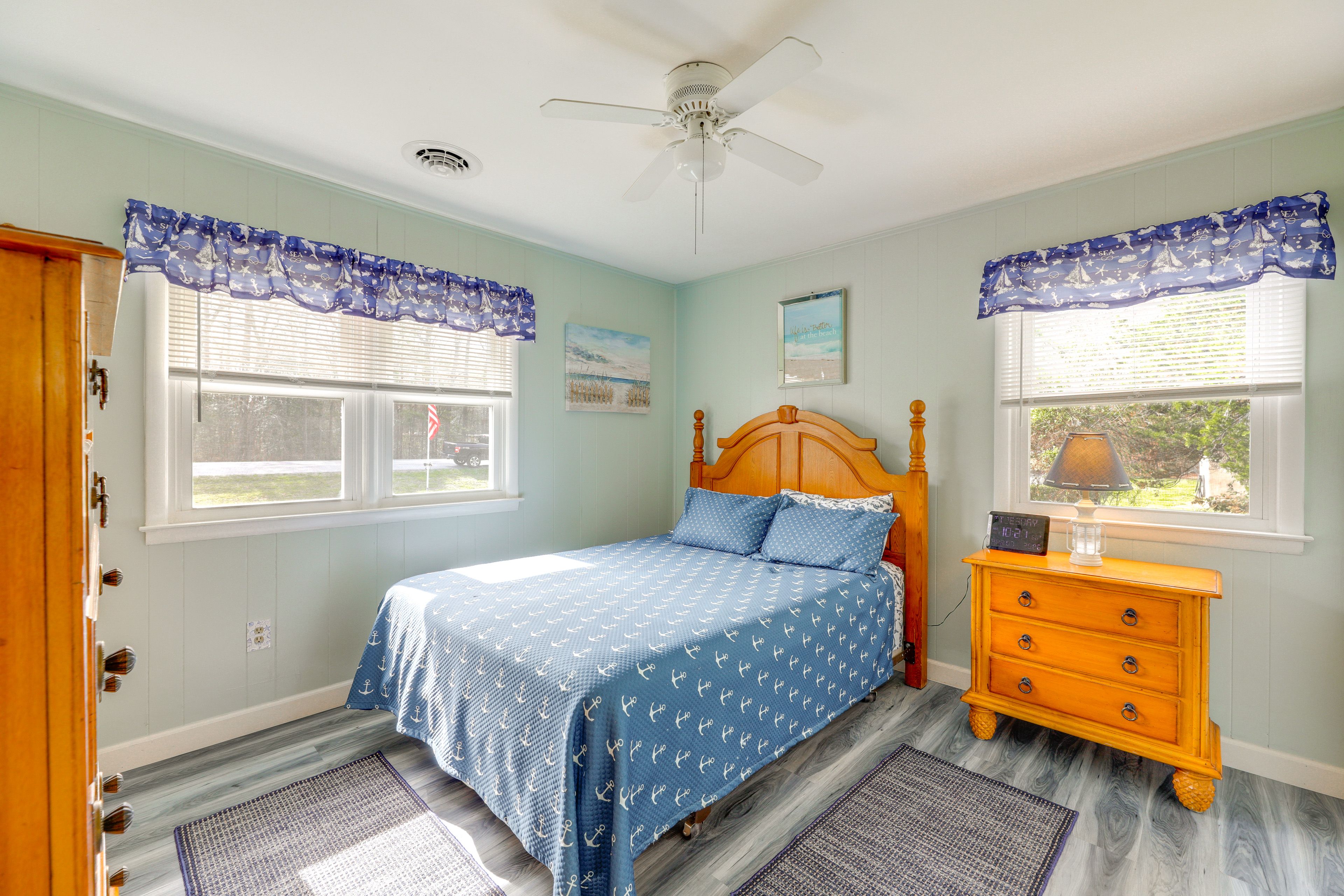 Bedroom 2 | Queen Bed | Hangers