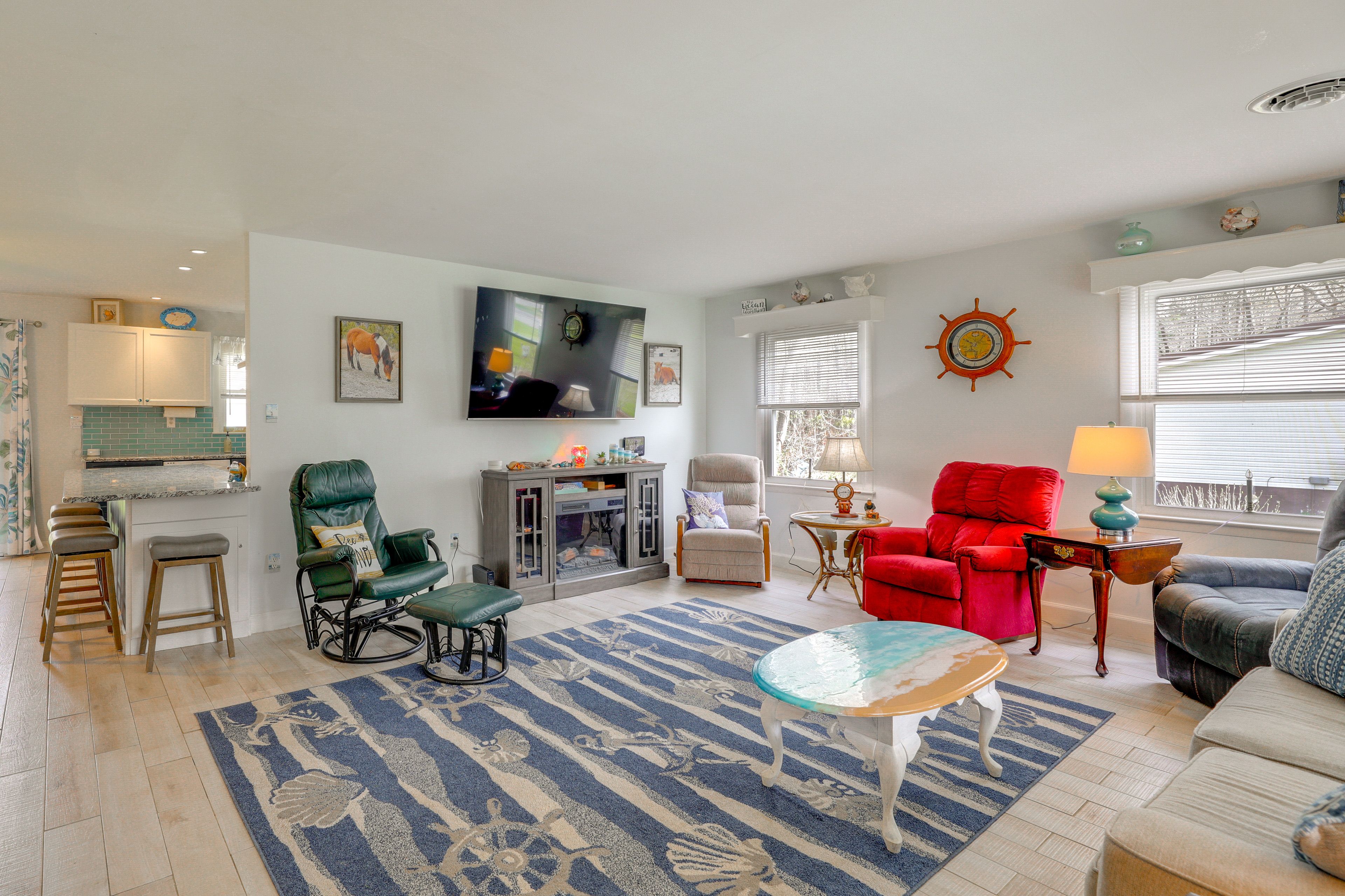 Living Room | Free WiFi | Smart TV | Electric Fireplace