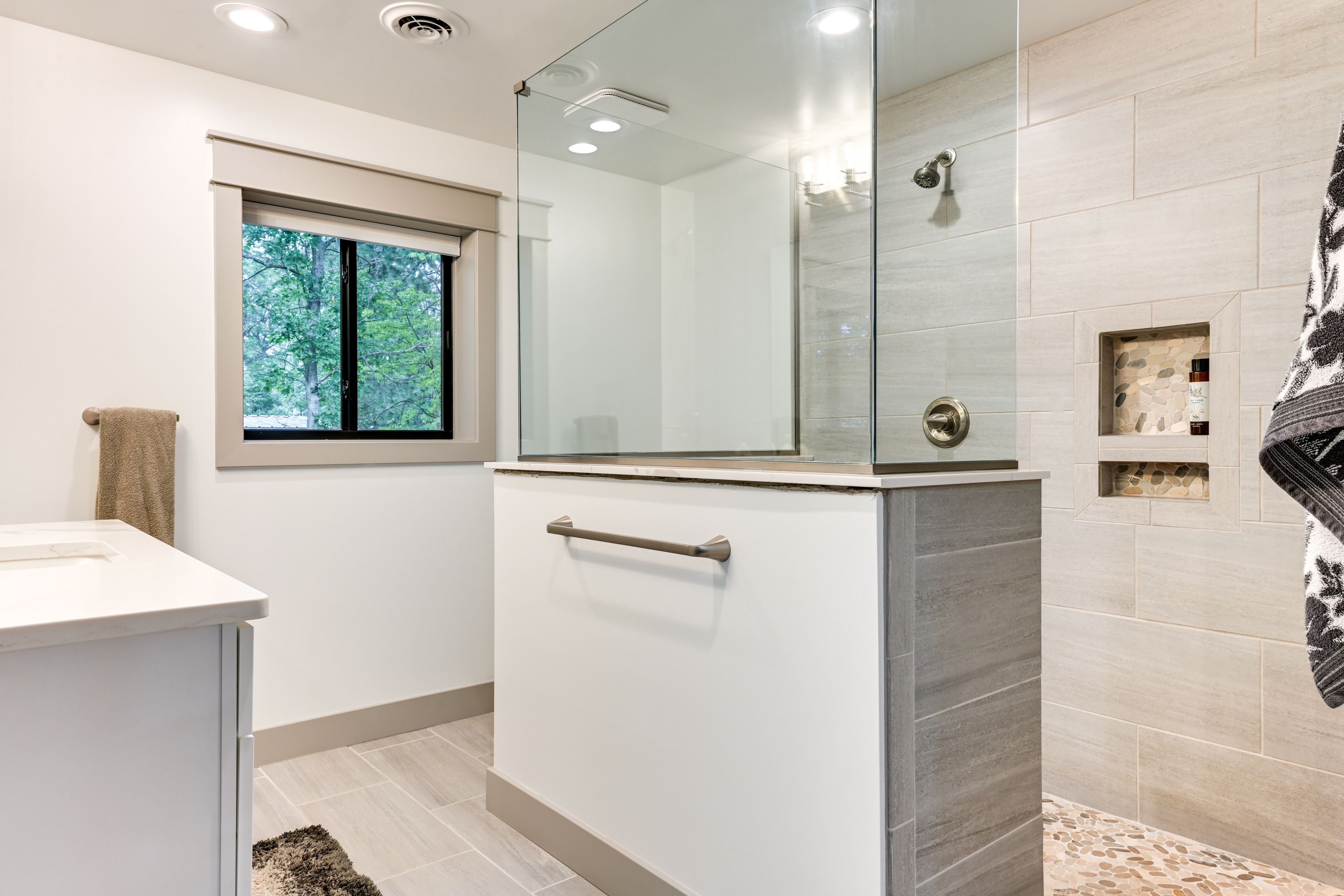 Full Bathroom | Towels Provided | Complimentary Toiletries