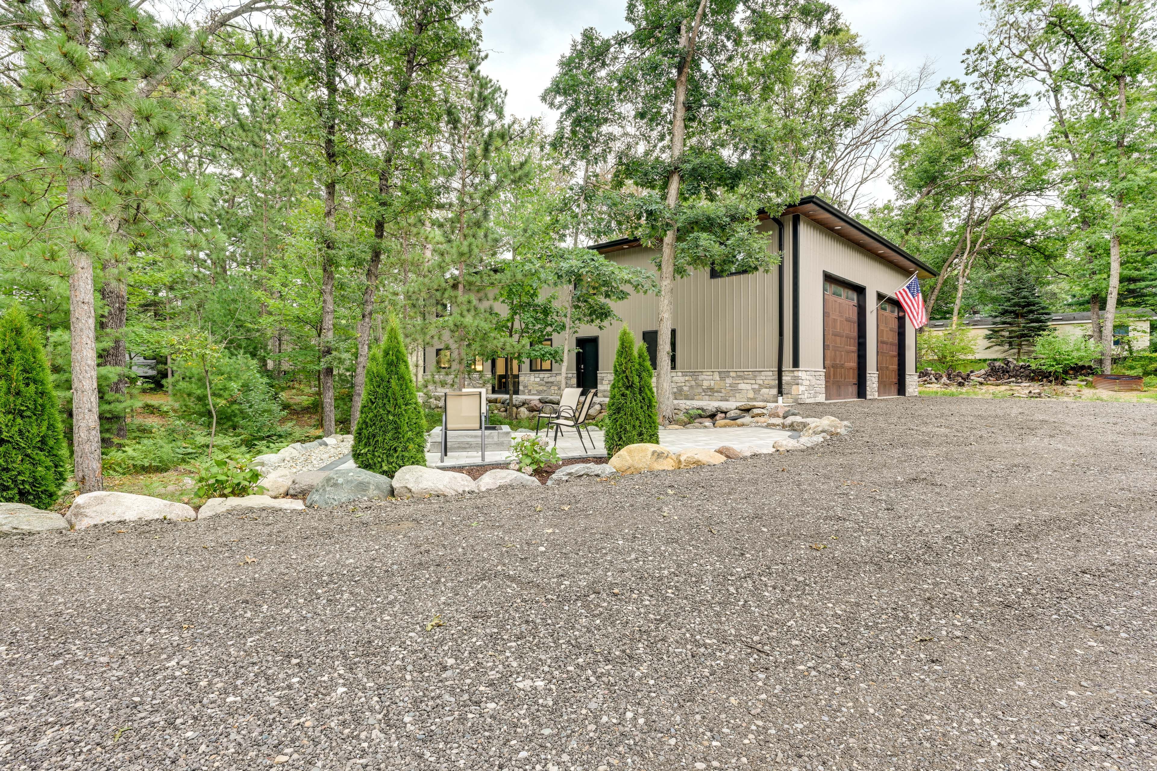 Parking | Driveway (10 Vehicles) | RV/Trailer Parking