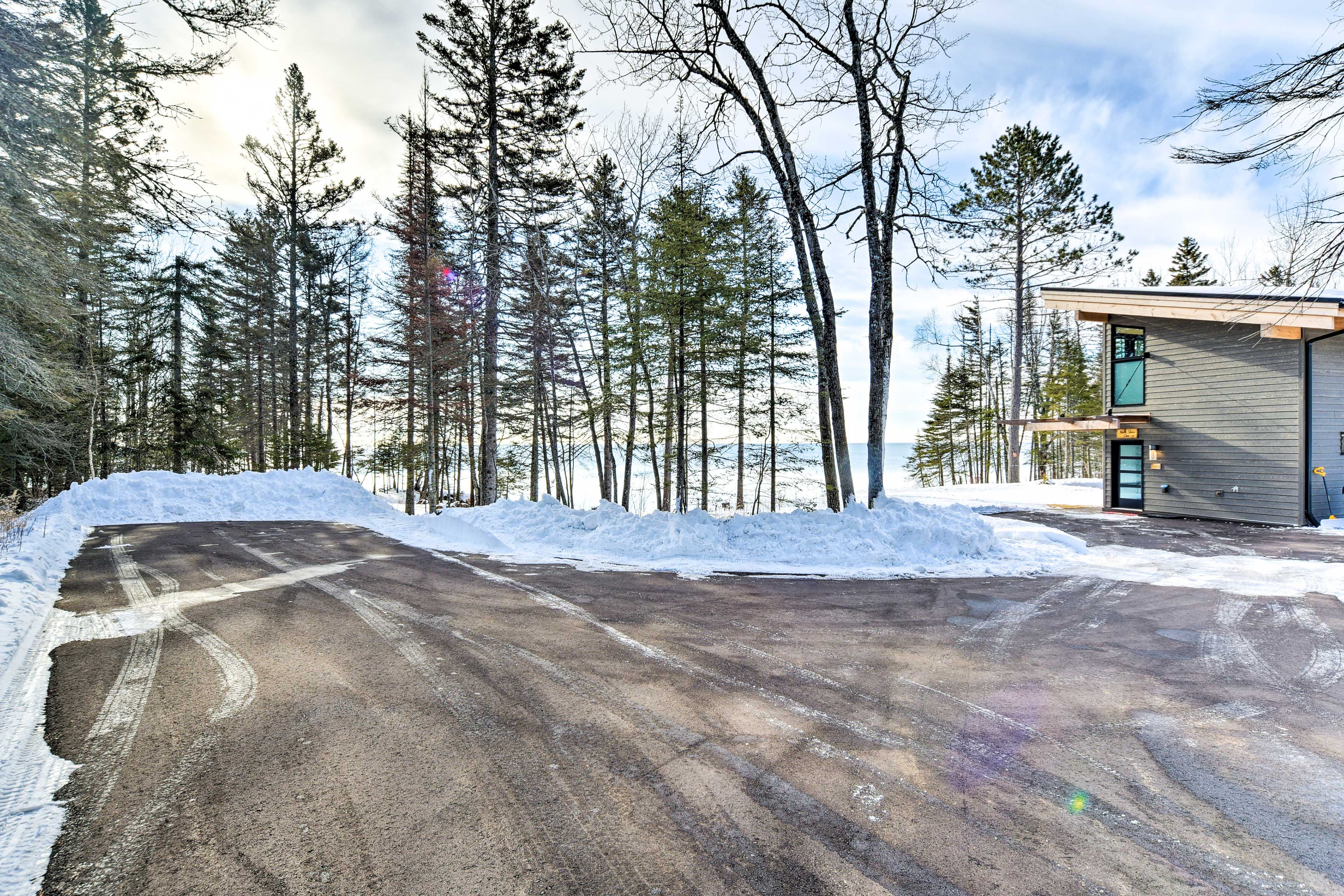 Parking | Asphalt Lot (4 Vehicles)