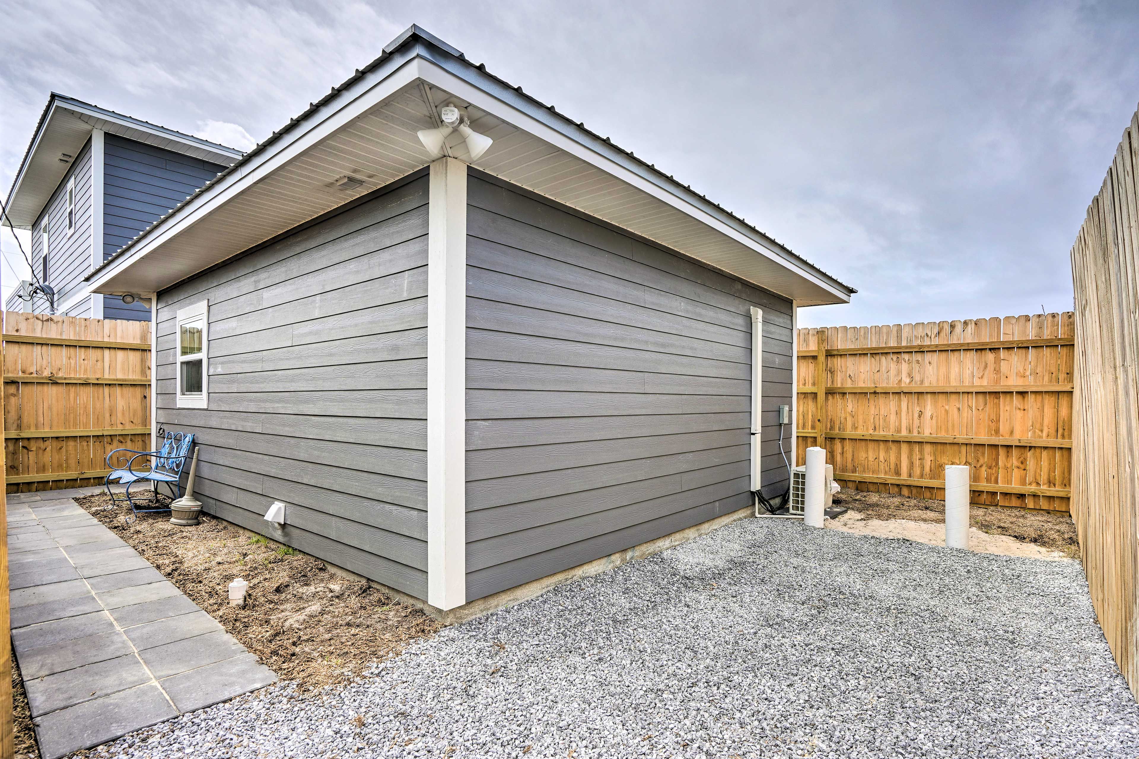 Studio Exterior | Parking | Gravel Driveway (1 Vehicle)