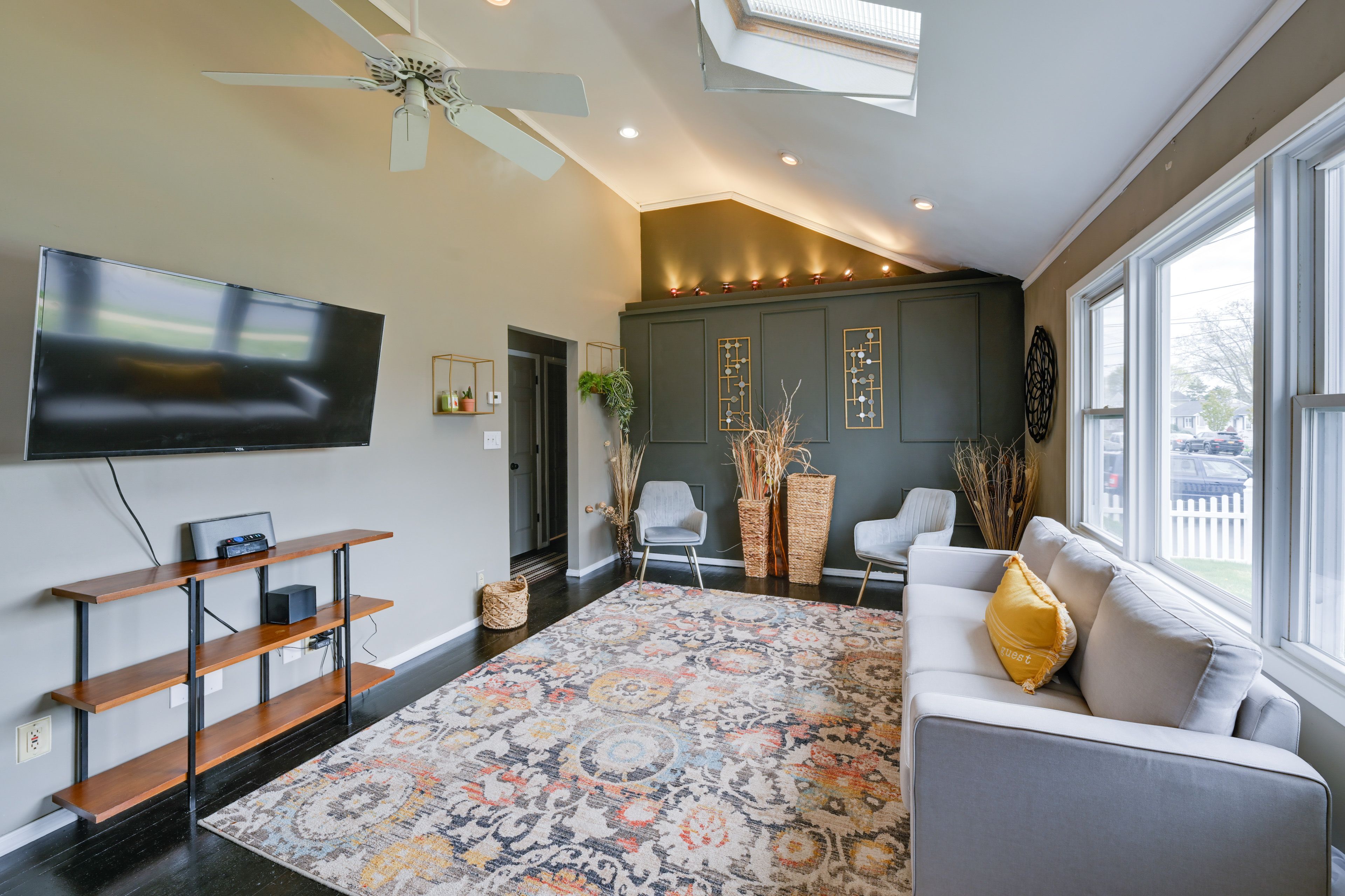Living Room | Smart TV | Free WiFi | Laptop Friendly | Pet Friendly (w/ Fee)
