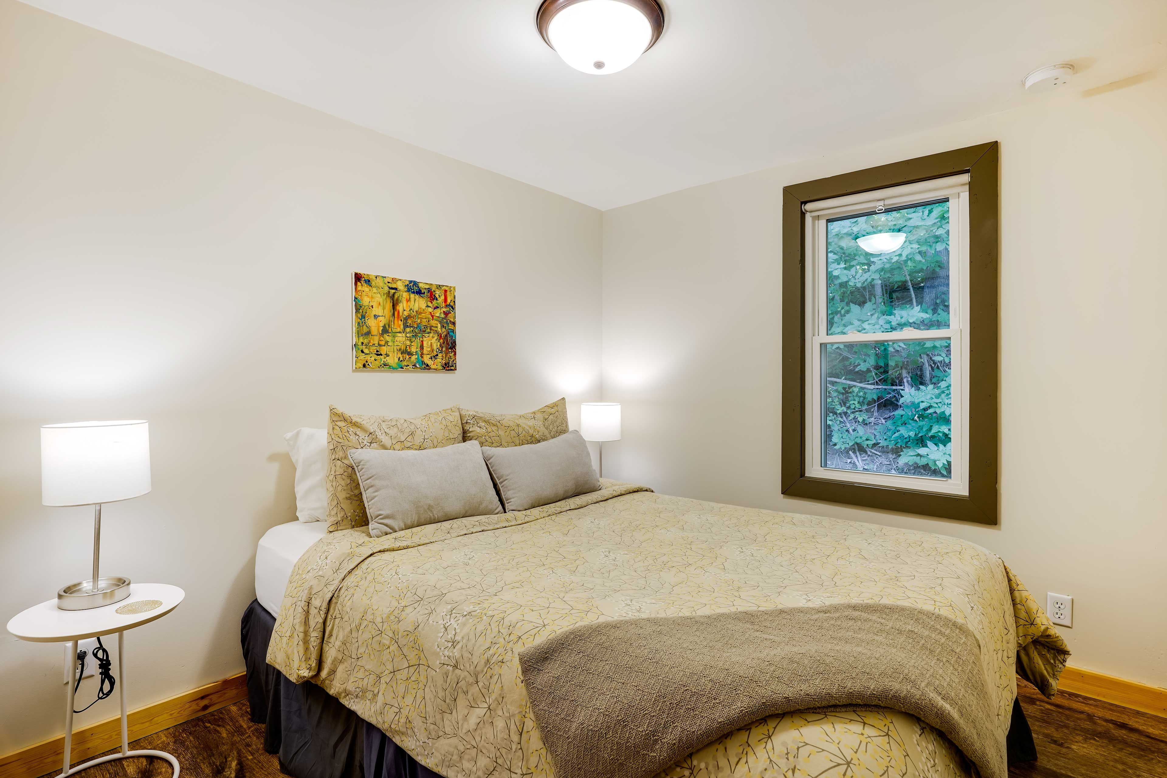 Bedroom 1 | Queen Bed