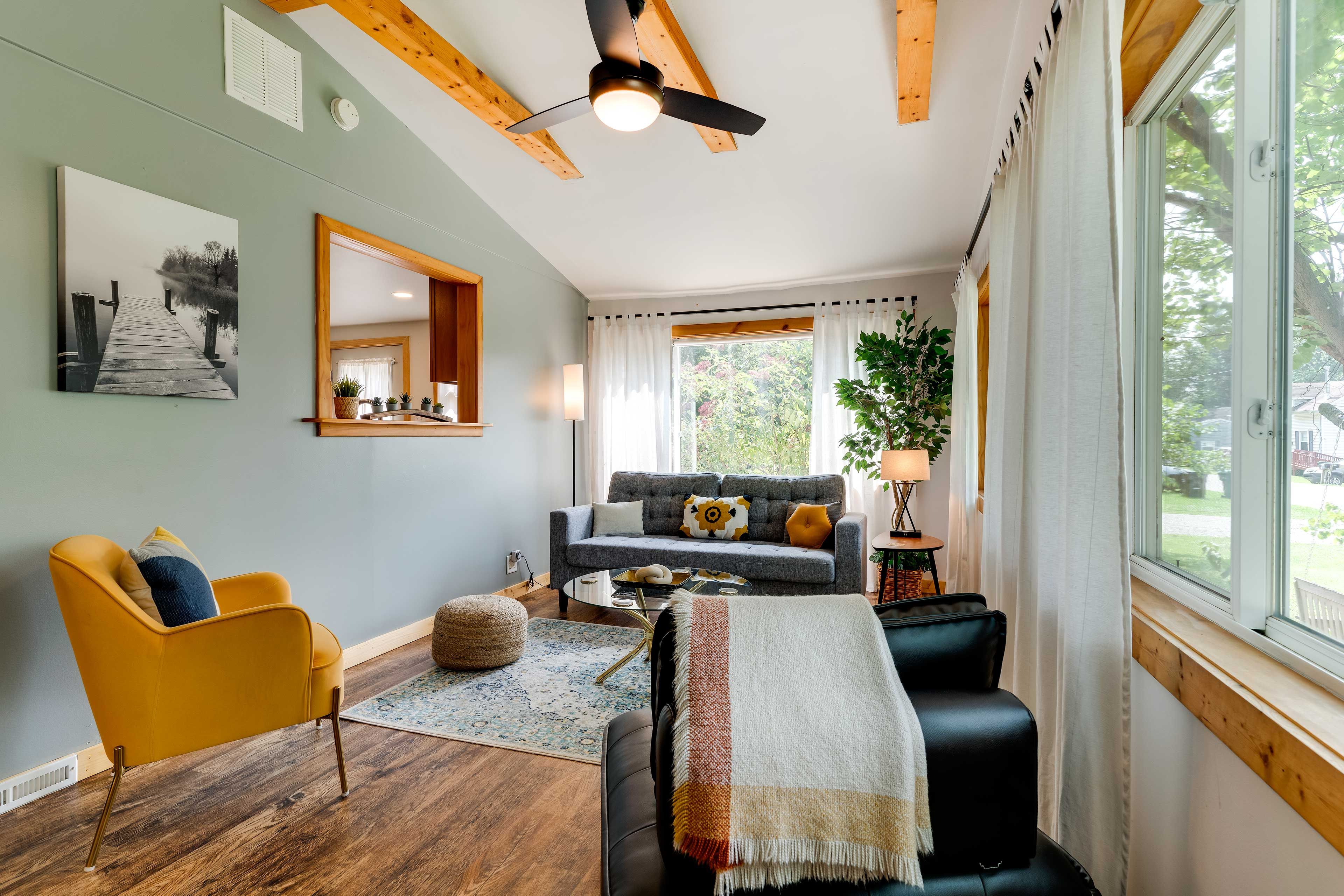 Living Room | Central A/C | Free WiFi | Smart TV