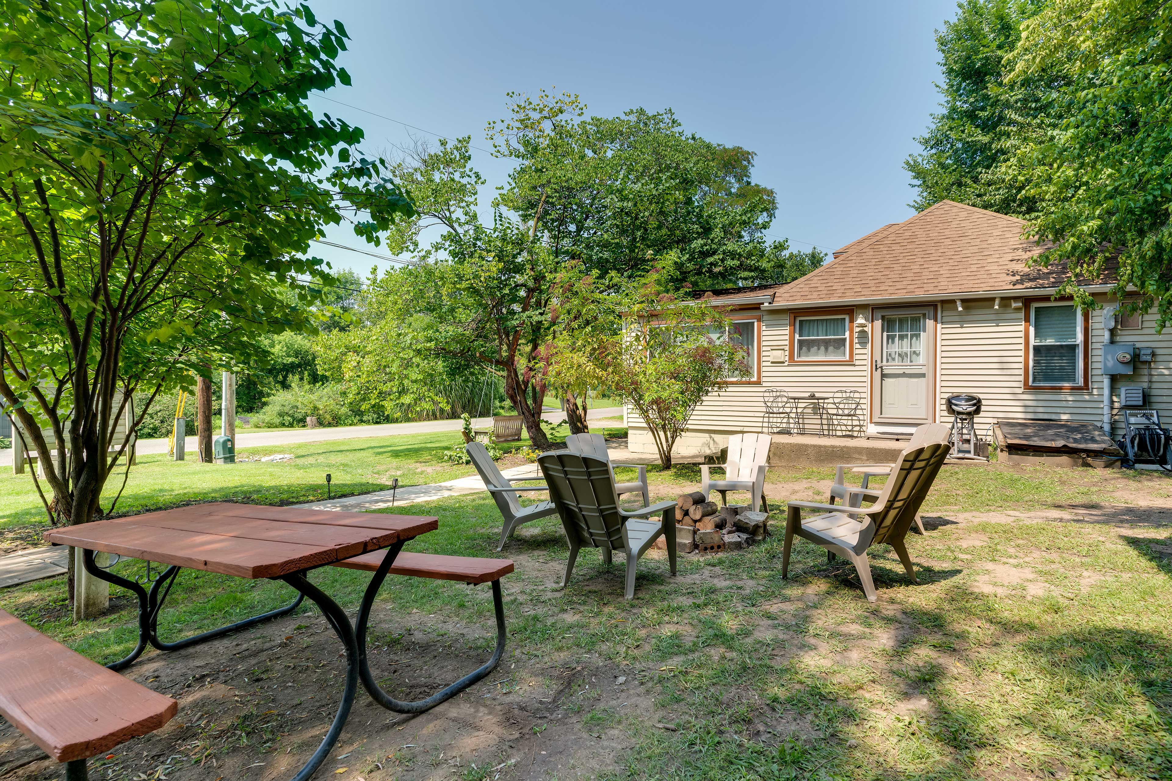 Private Yard | Fire Pit | Outdoor Dining