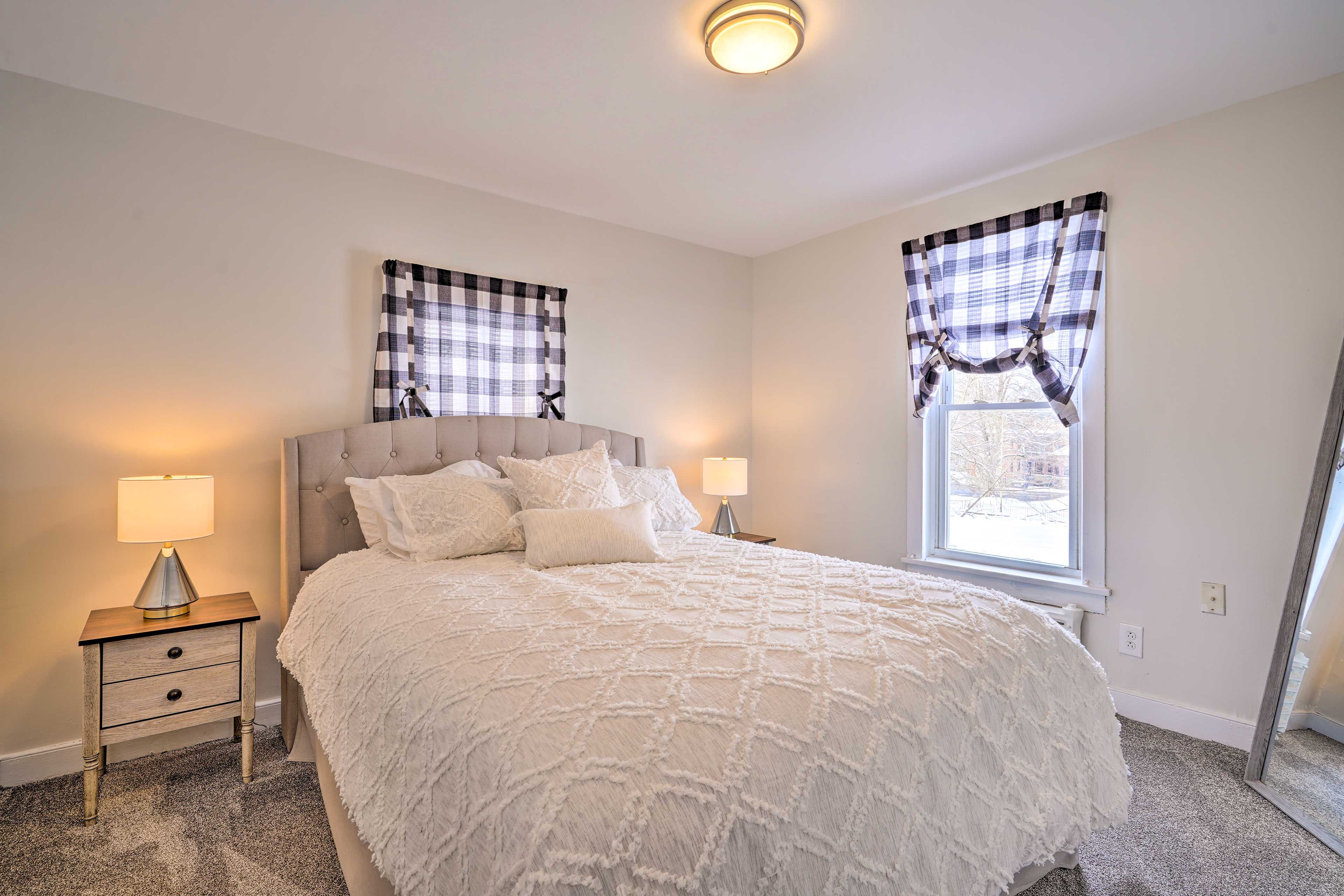 Bedroom 1 | Queen Bed | 1st Floor