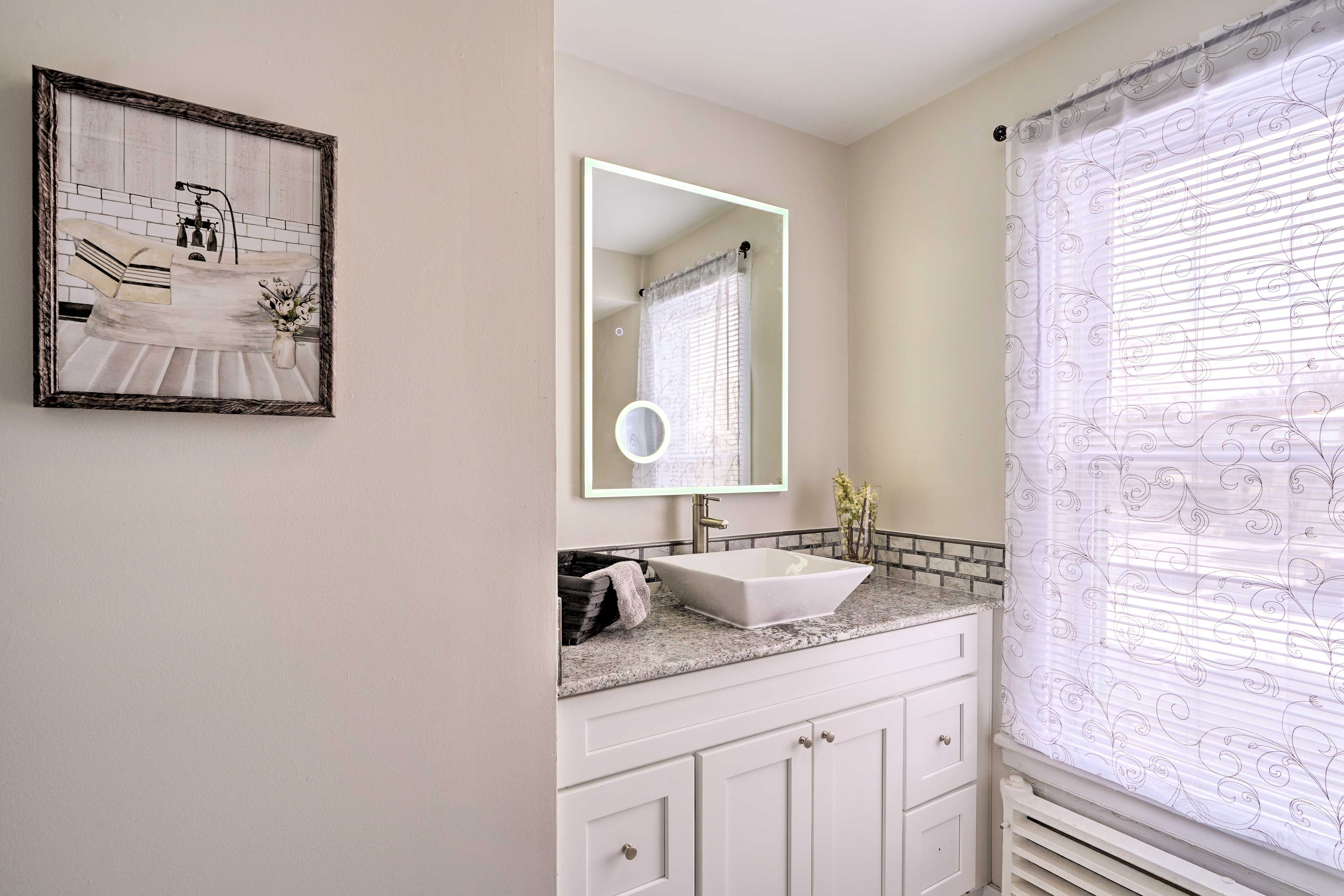 Full Bathroom | Towels Provided | 2nd Floor