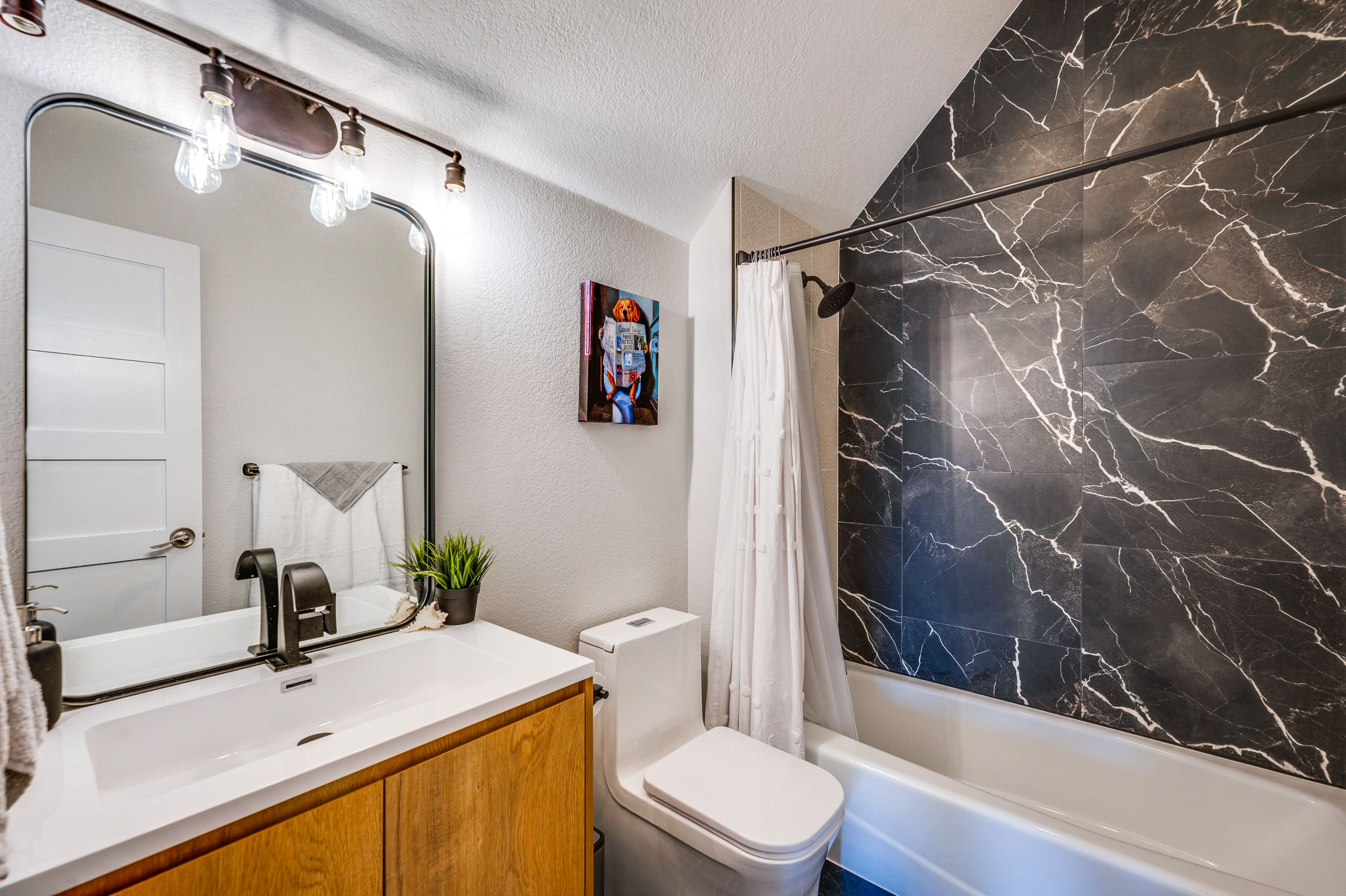 Full Bathroom | Shower/Tub Combo | Towels Provided