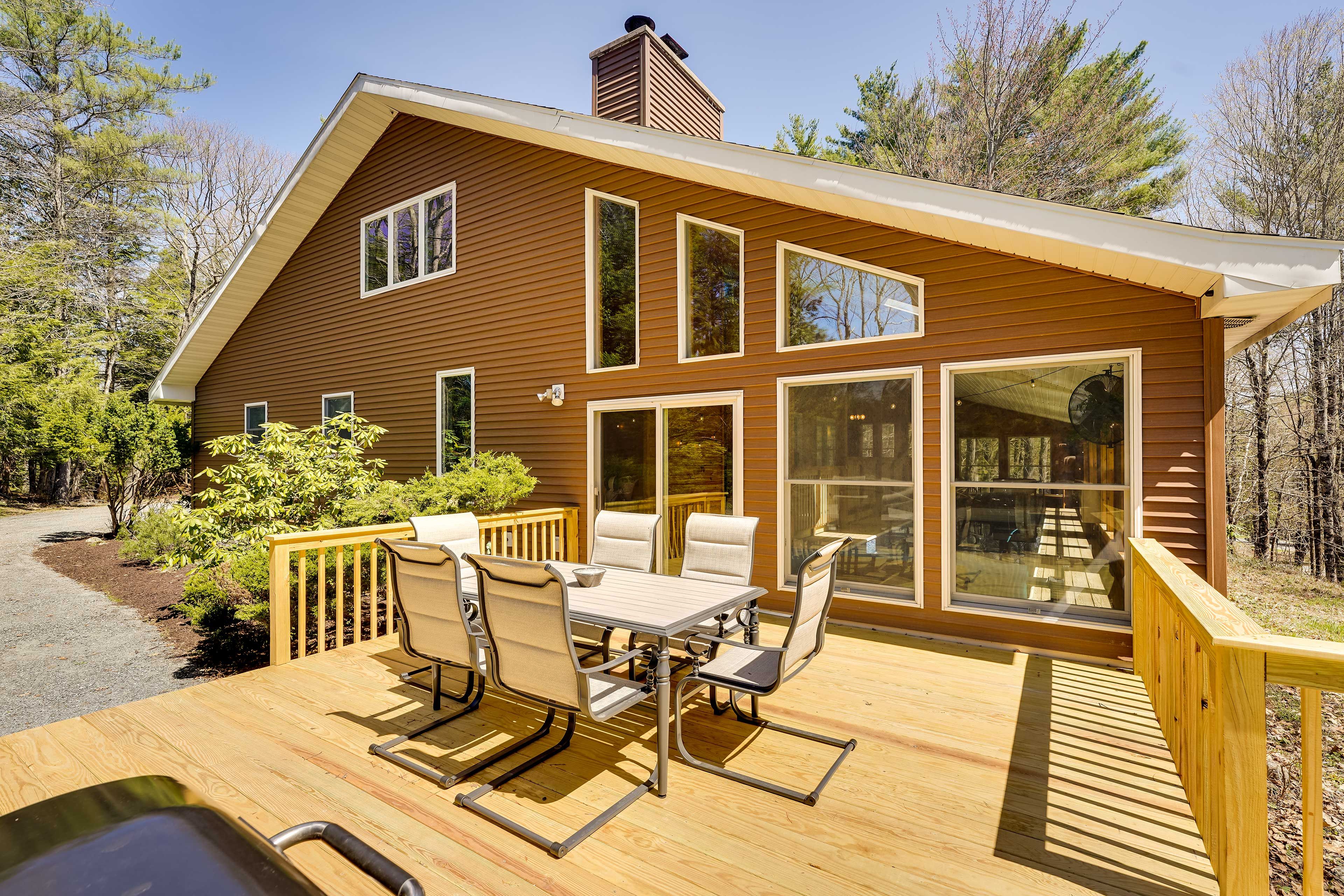 Deck | Dining Area w/ Gas Grill