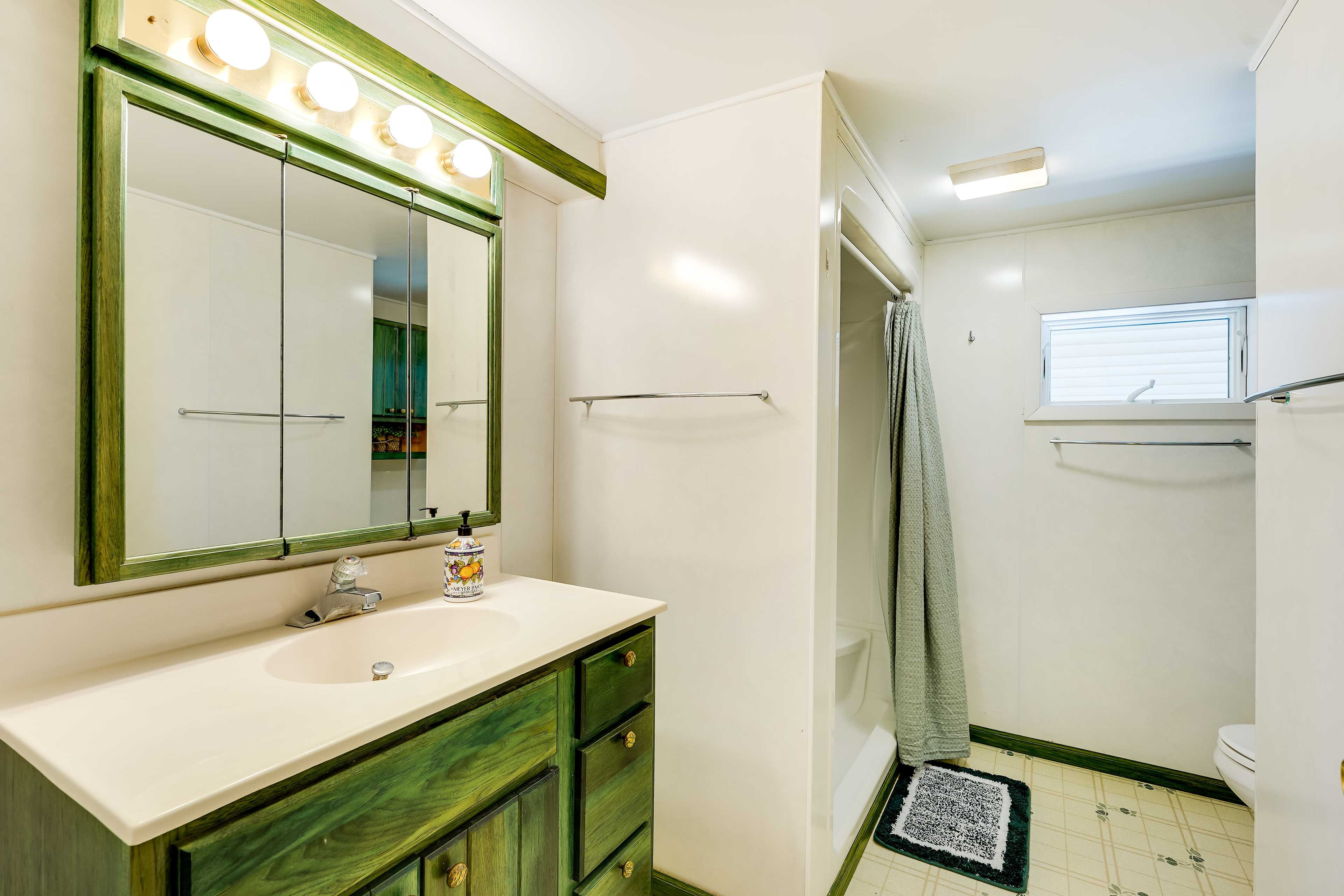 Full Bathroom | Towels Provided
