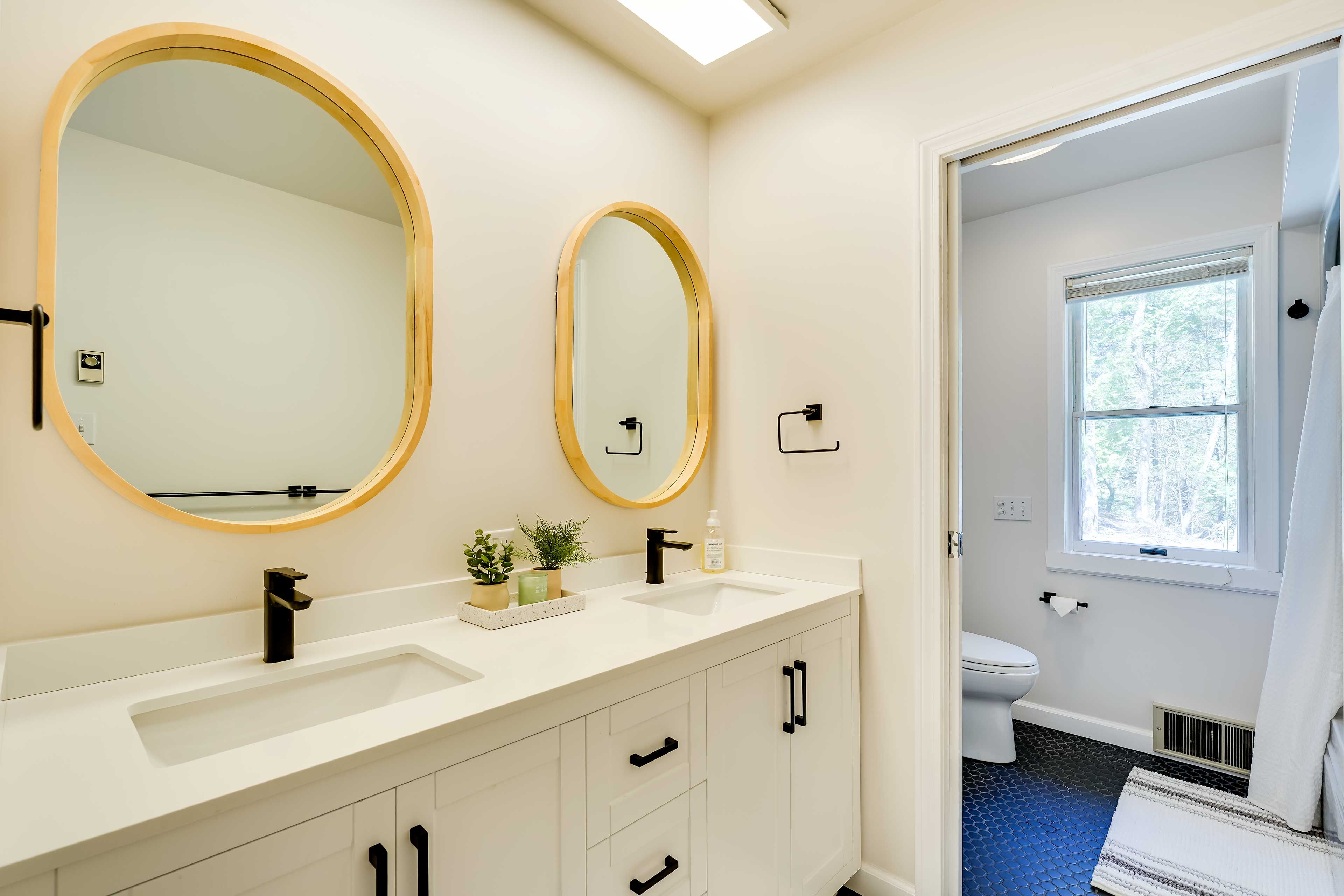 Full Bathroom | Complimentary Toiletries