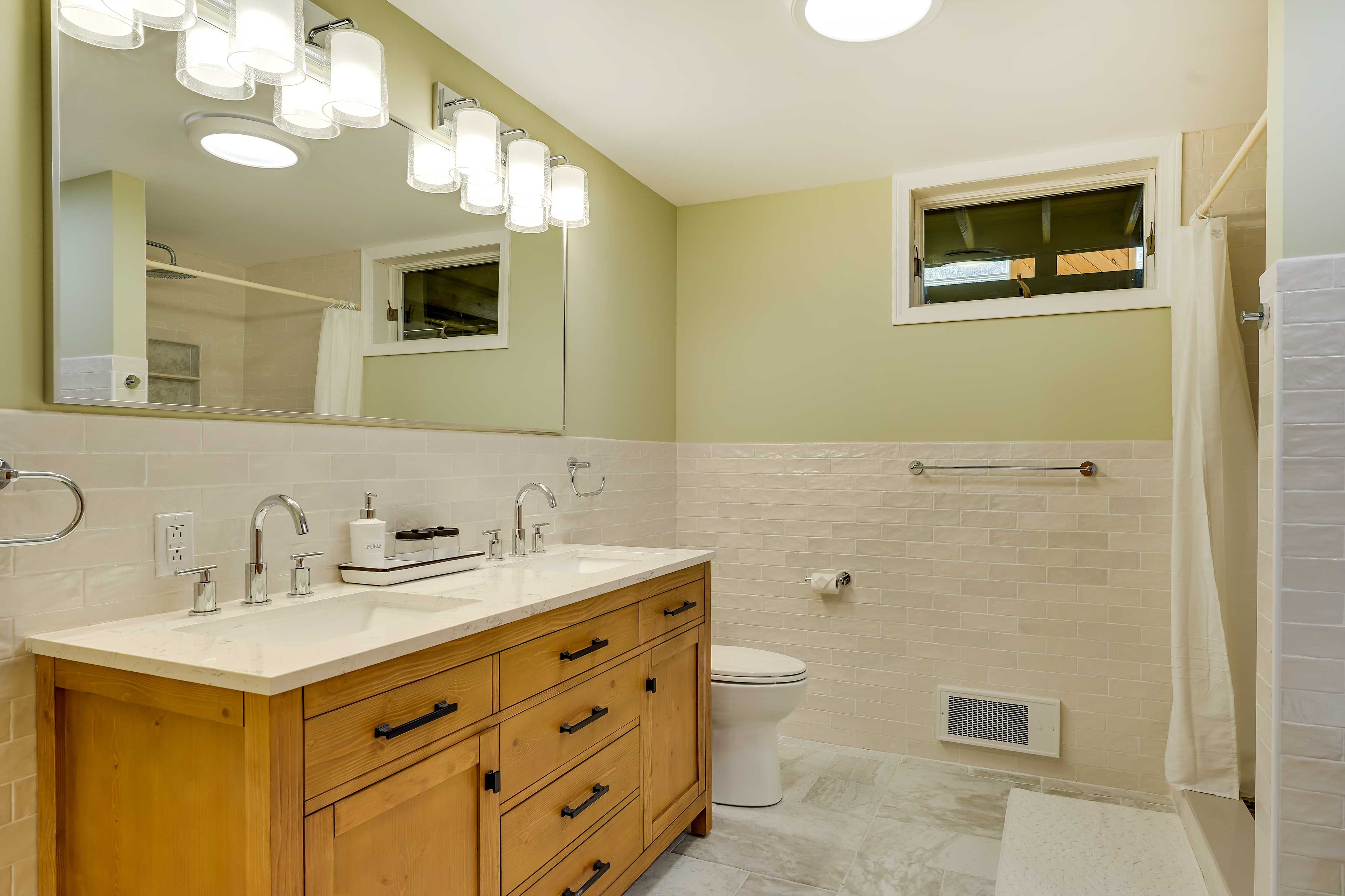 Full Bathroom | Soaking Tub