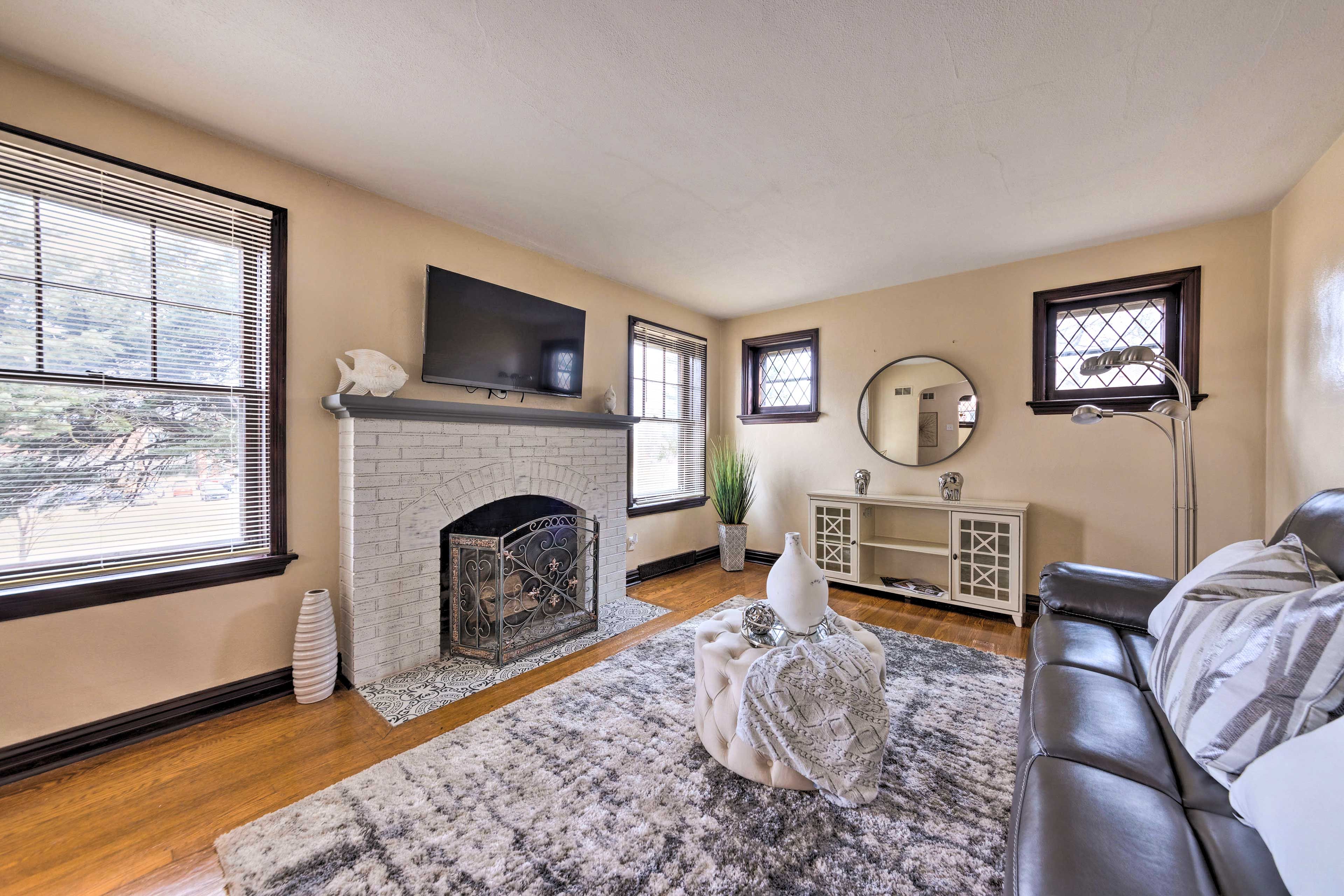 Living Room | Sleeper Sofa | 1st Floor | Smart TV