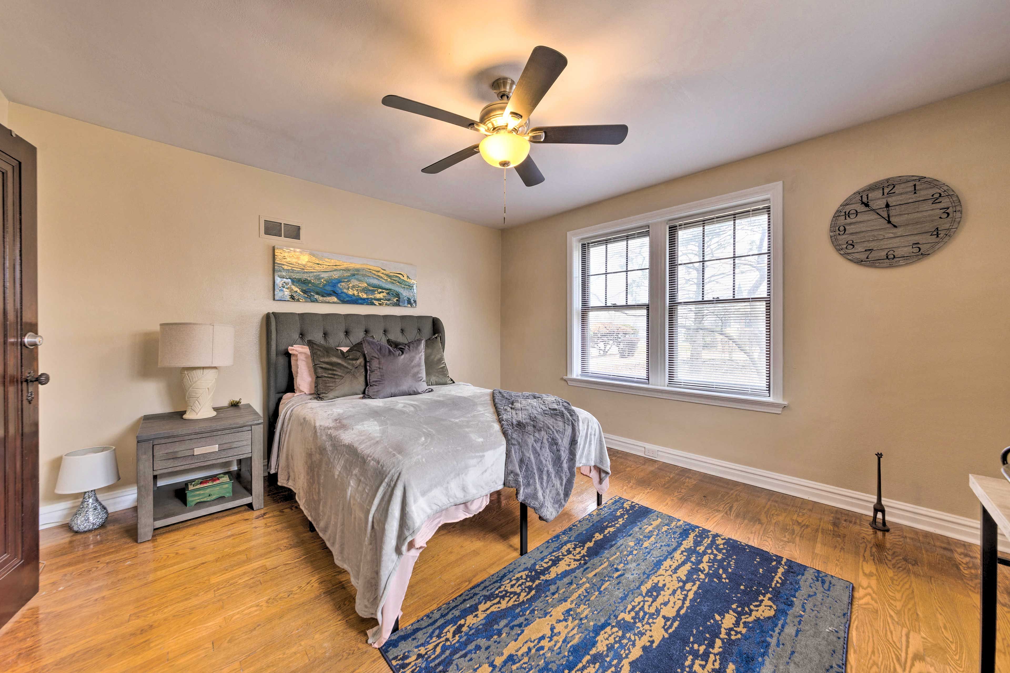 Bedroom 1 | Queen Bed | 1st Floor