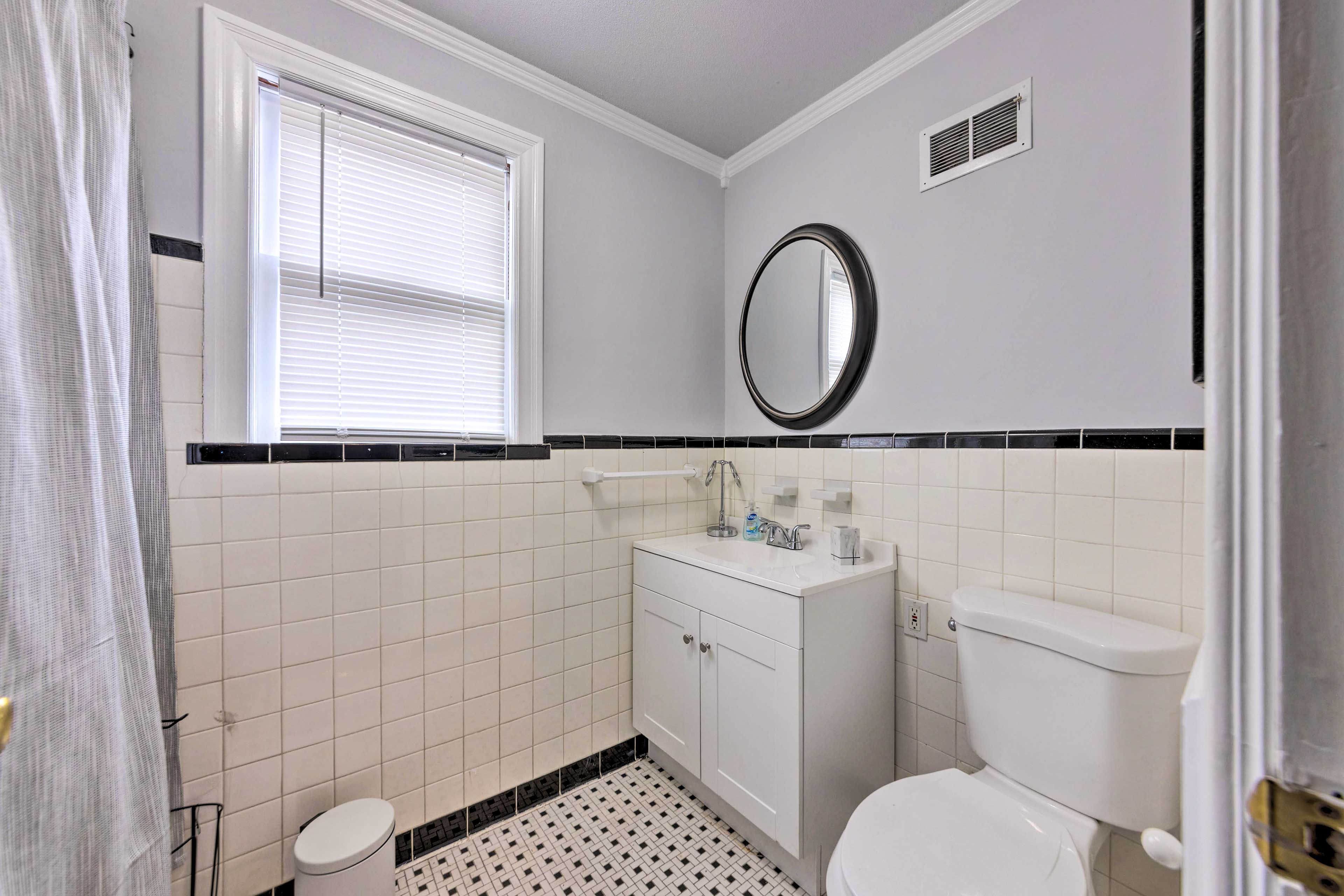 Full Bathroom | 2nd Floor | Complimentary Toiletries | Towels Provided