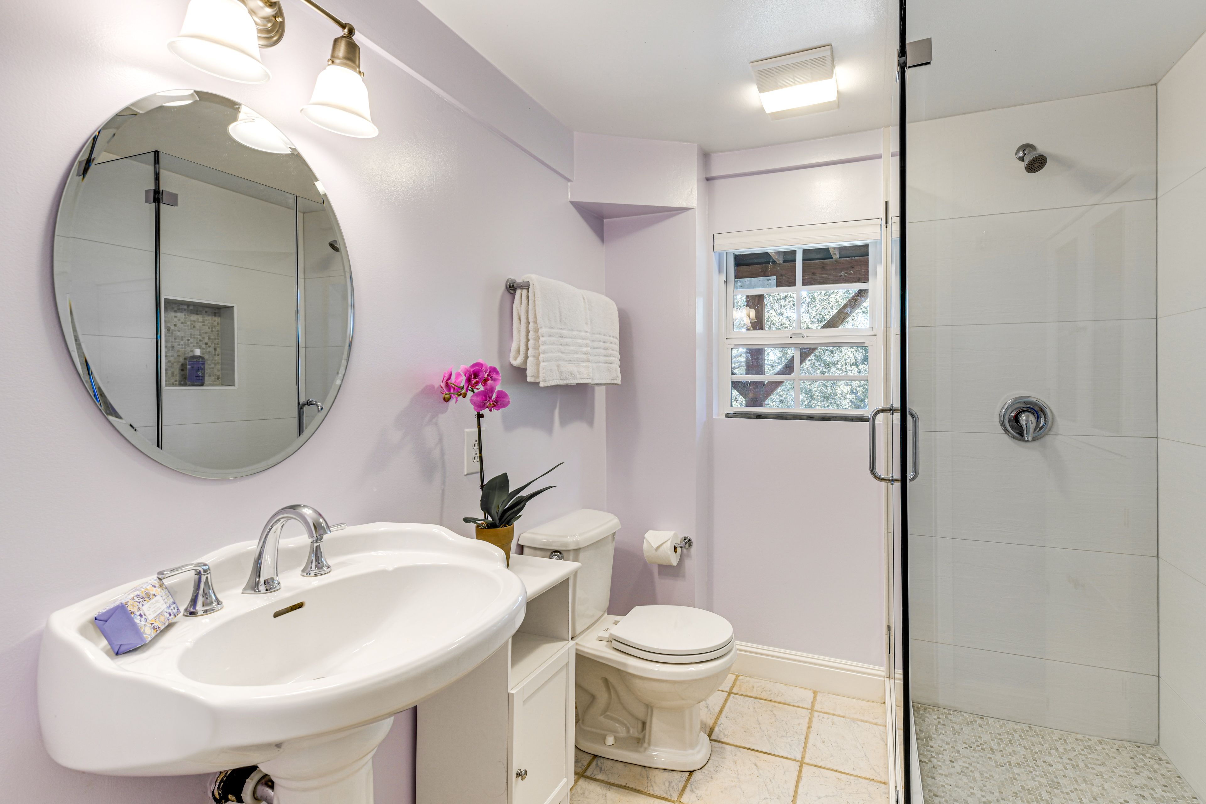 Full Bathroom | Towels Provided