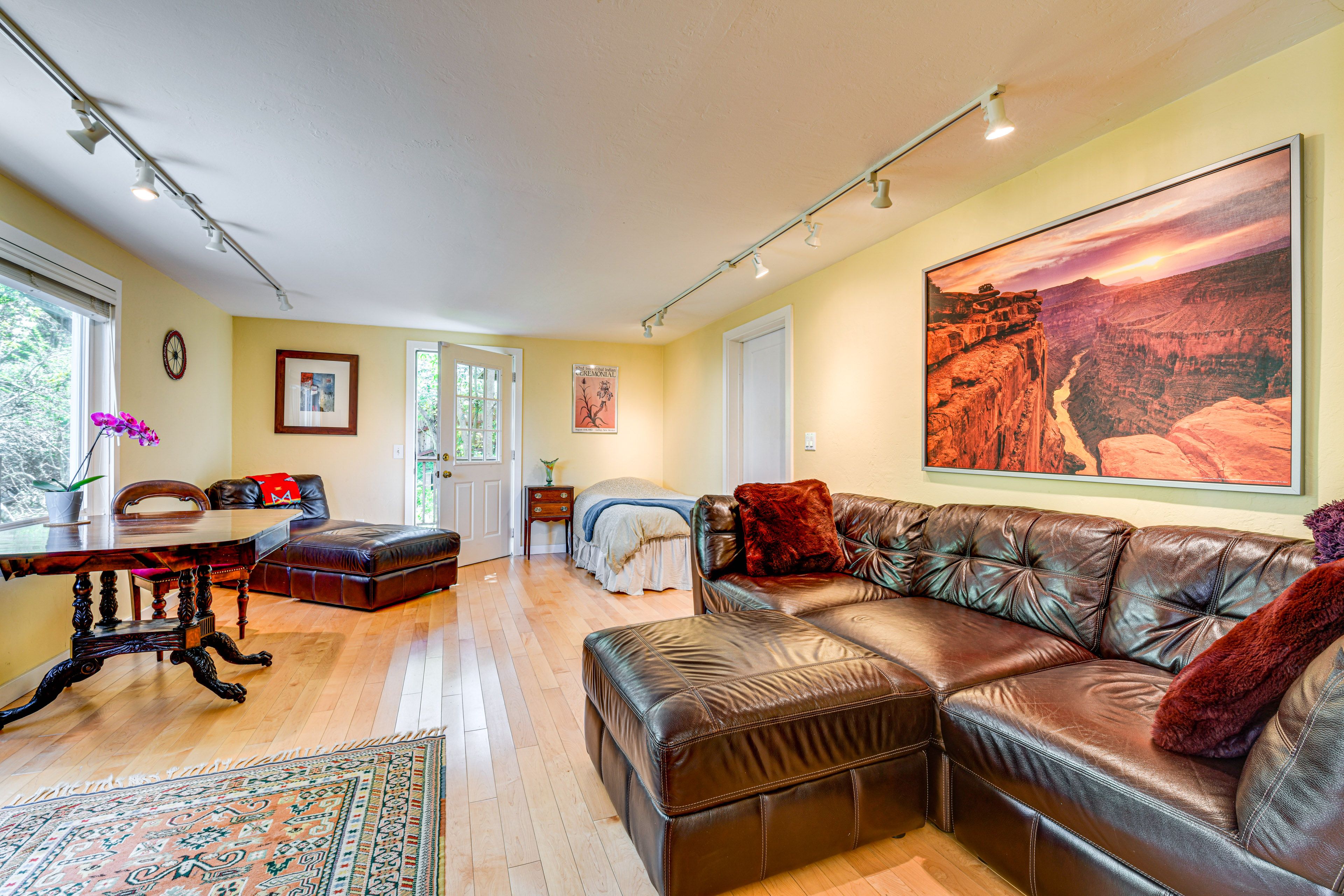 Living Room | Smart TV | Free WiFi