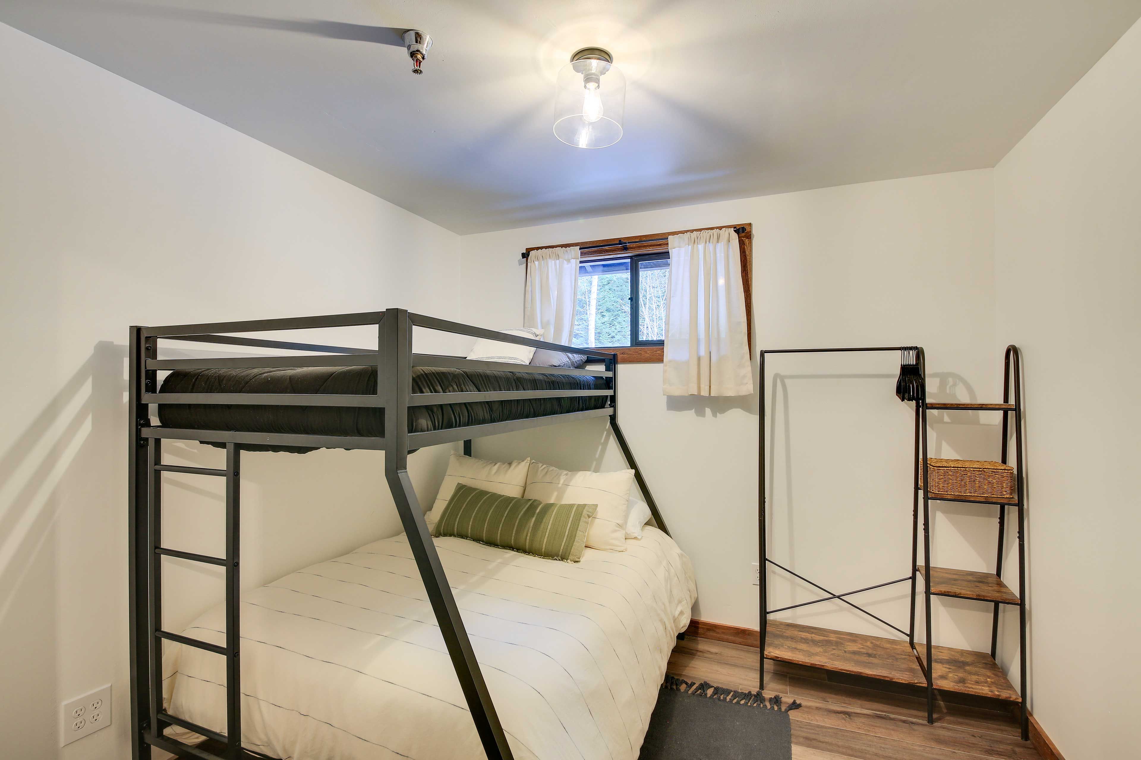 Bedroom 2 | Twin/Queen Bunk Bed | Ground Floor