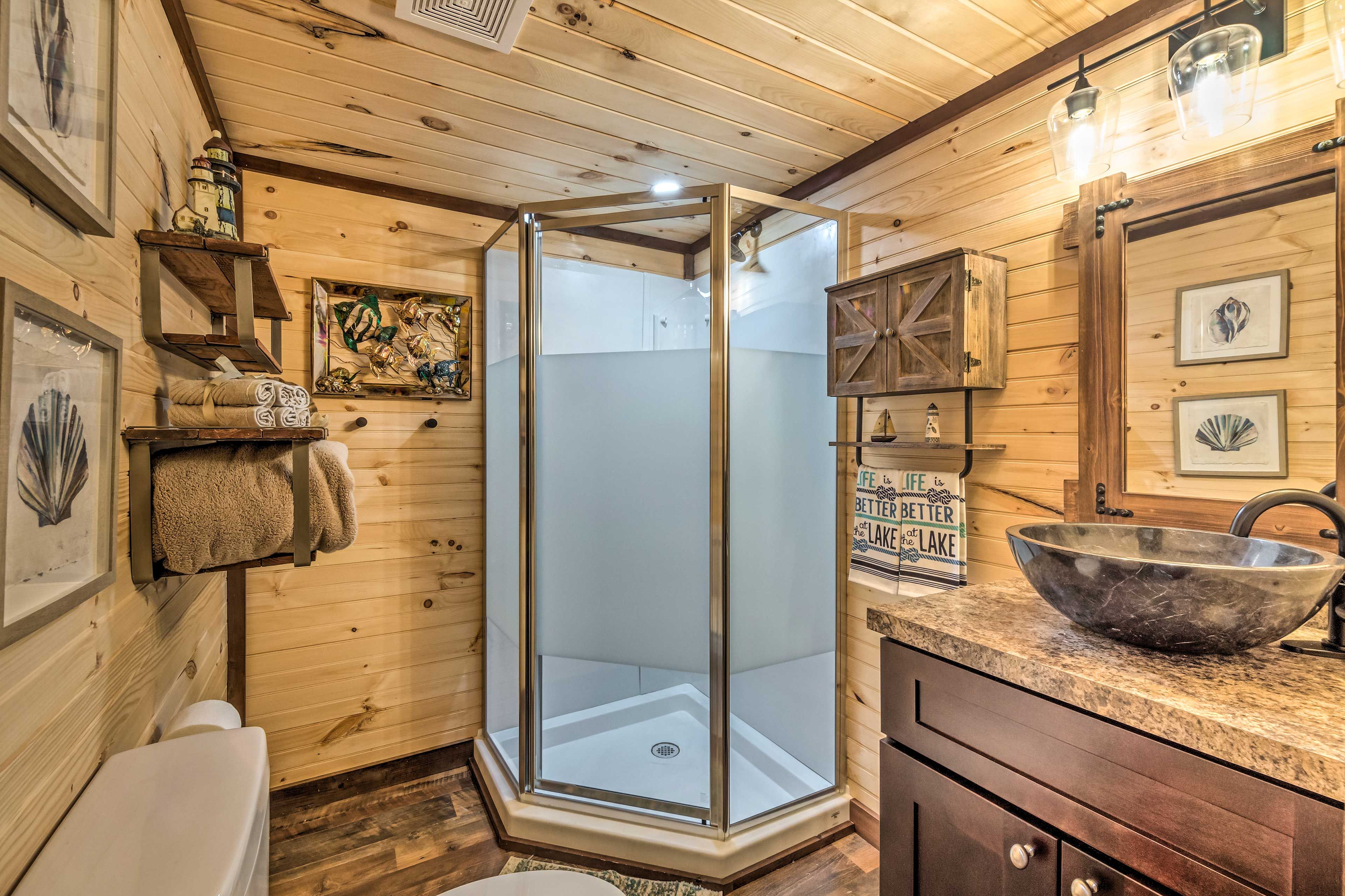 Full Bathroom | Complimentary Toiletries