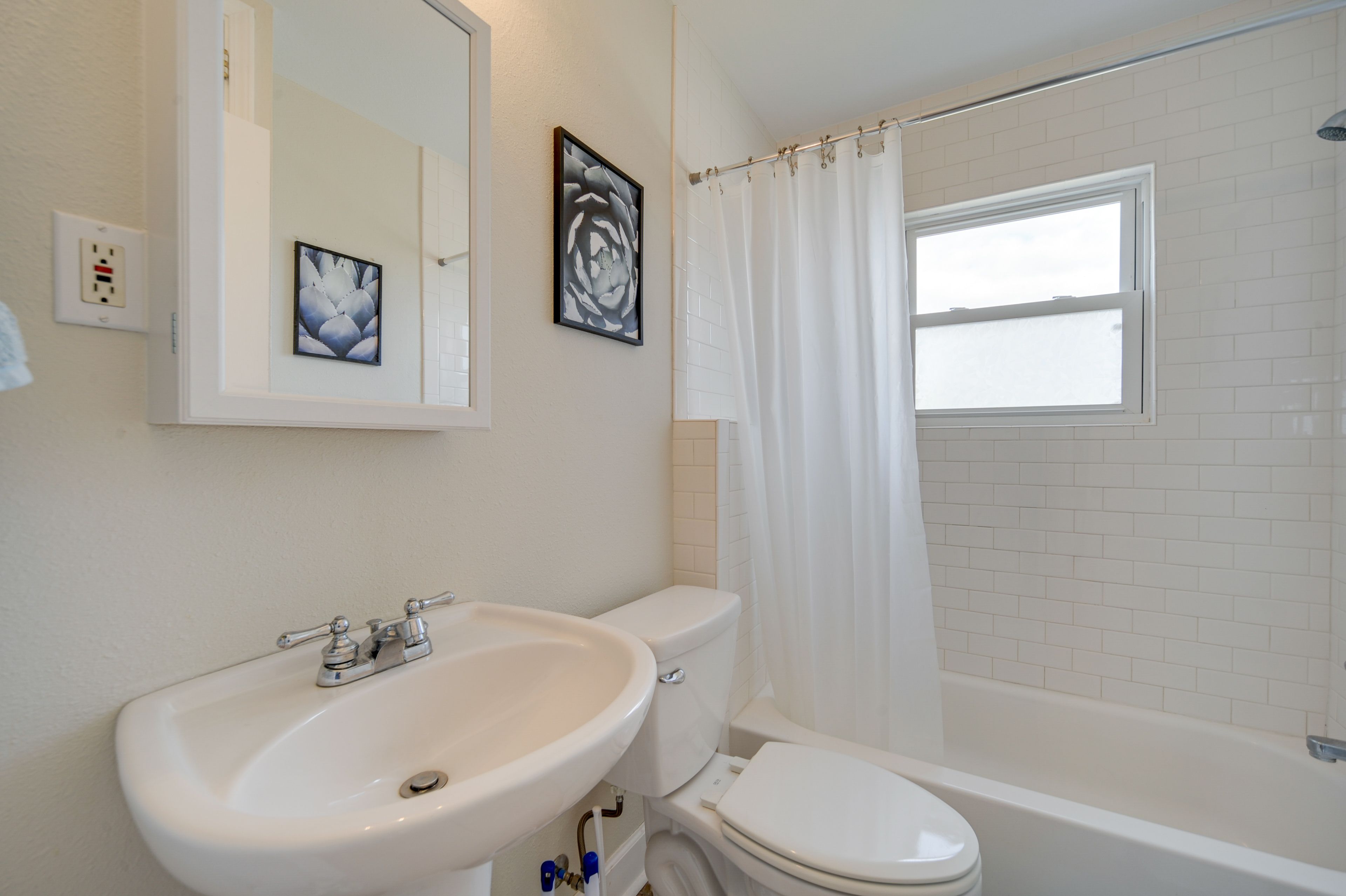 Full Bathroom | Shower/Tub Combo | Towels Provided | Hair Dryer