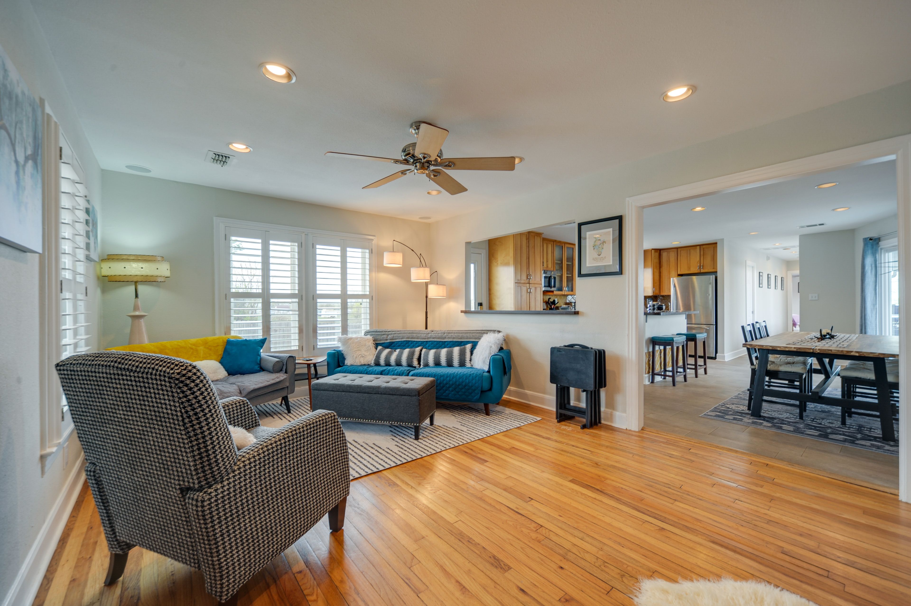 Living Room | Smart TV | Central Air Conditioning | Ceiling Fans | Books