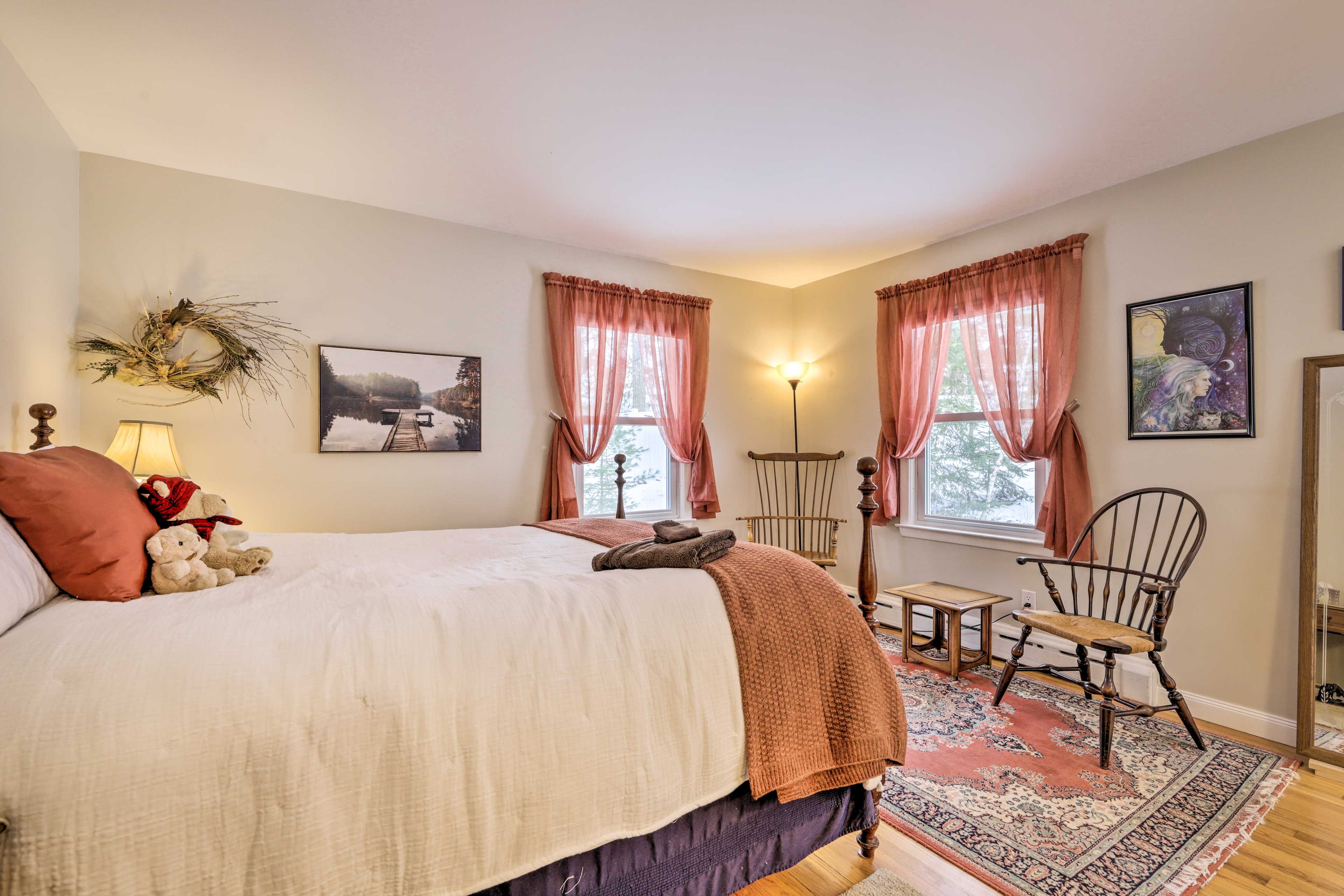 Bedroom 1 | Queen Bed | Main Floor