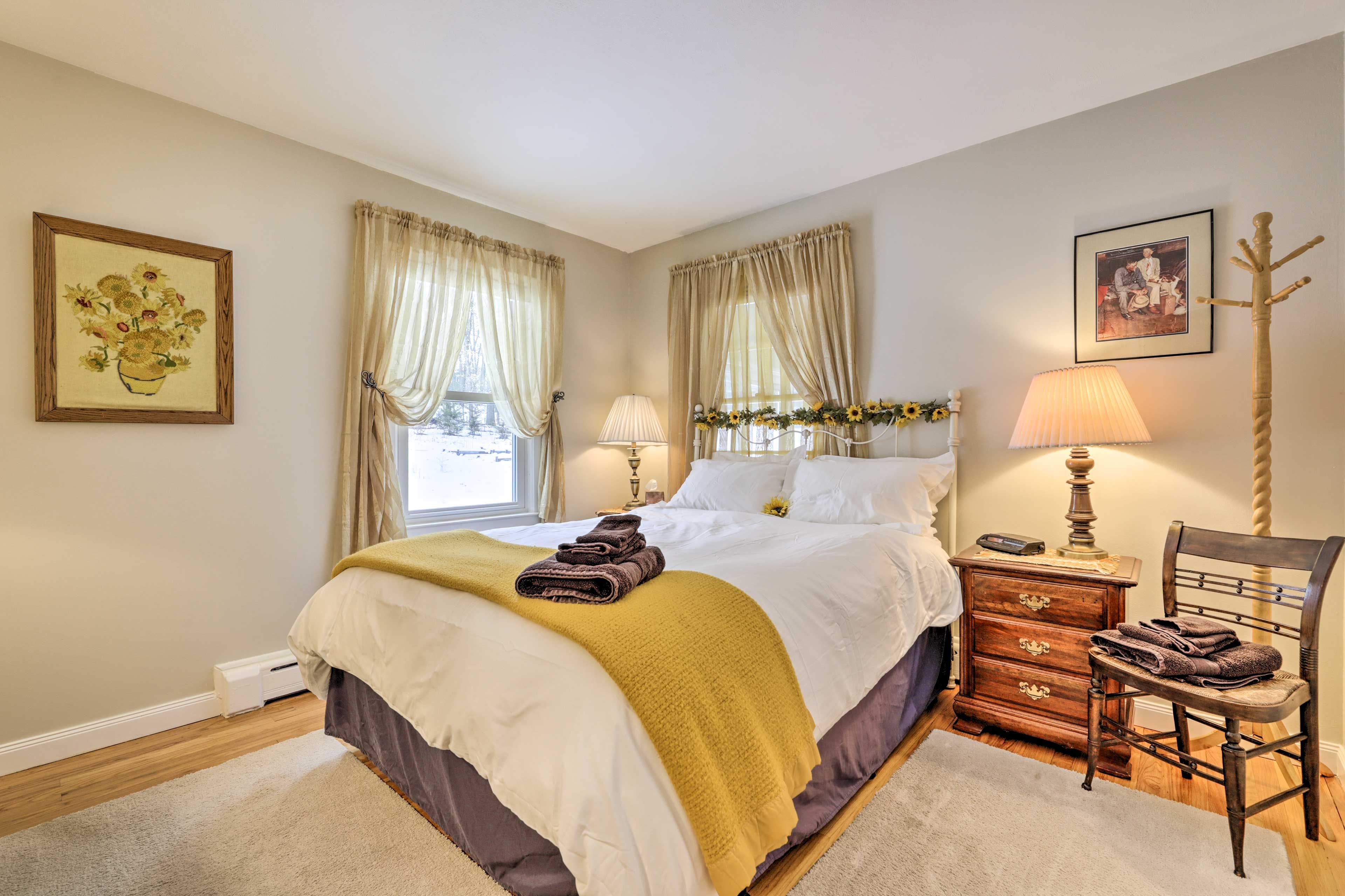 Bedroom 2 | Queen Bed | Main Floor