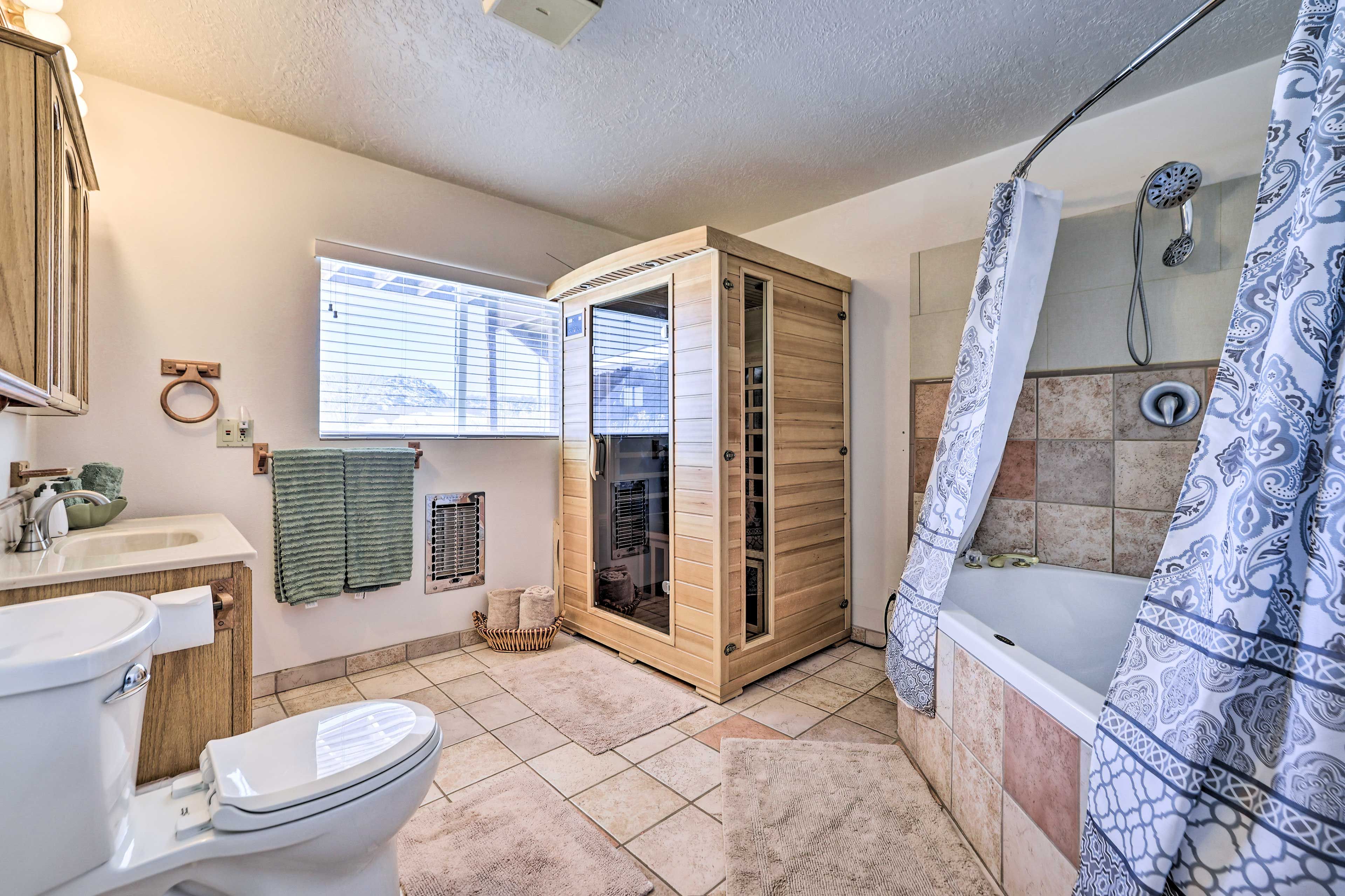 Full Bathroom | Towels Provided | Complimentary Toiletries