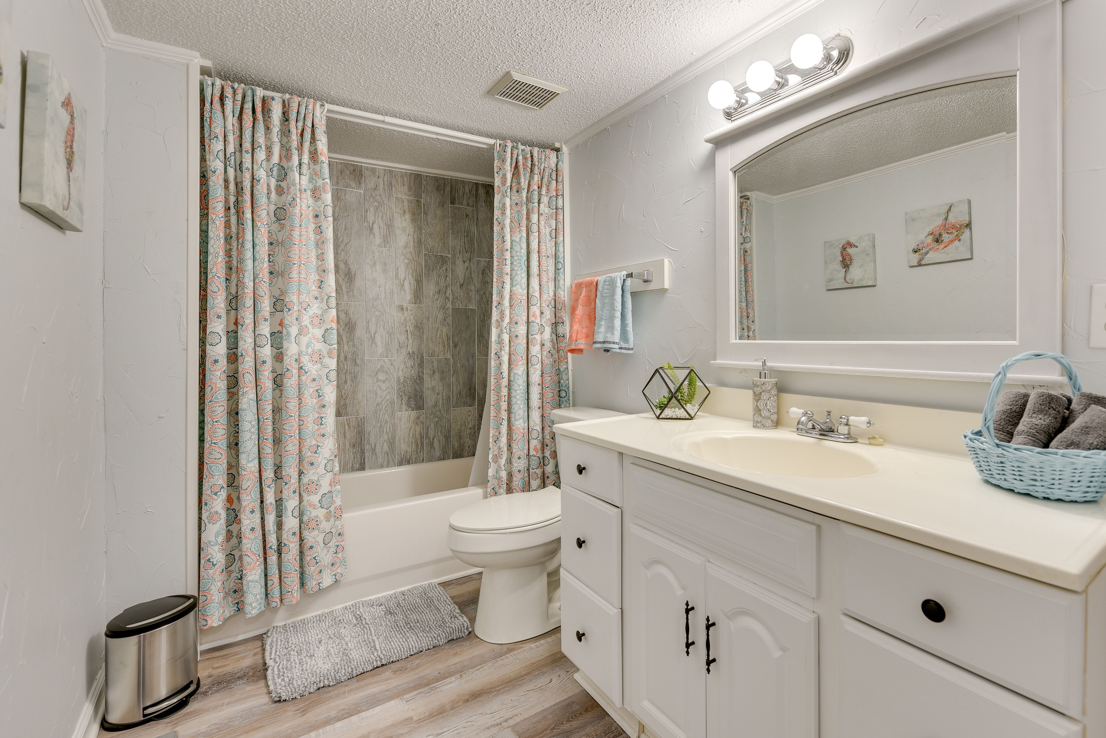 Full Bathroom | Towels Provided | Complimentary Toiletries