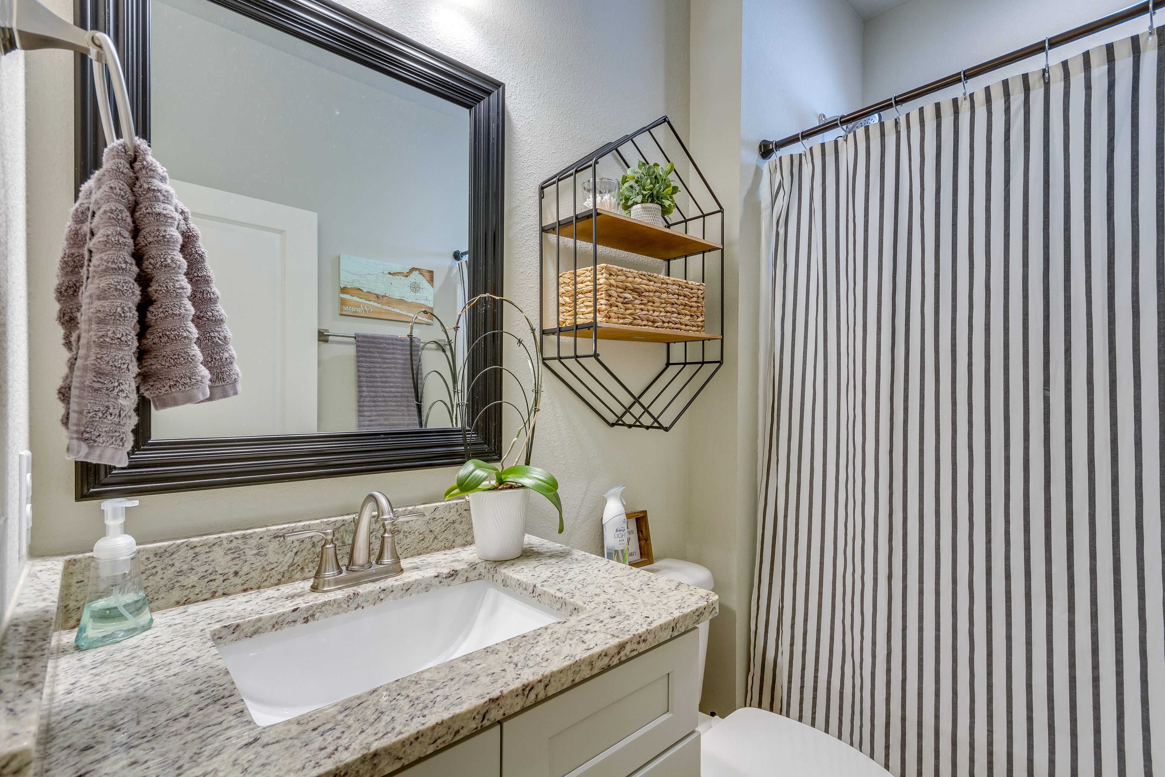Full Bathroom | Towels Provided | Shower/Tub Combo