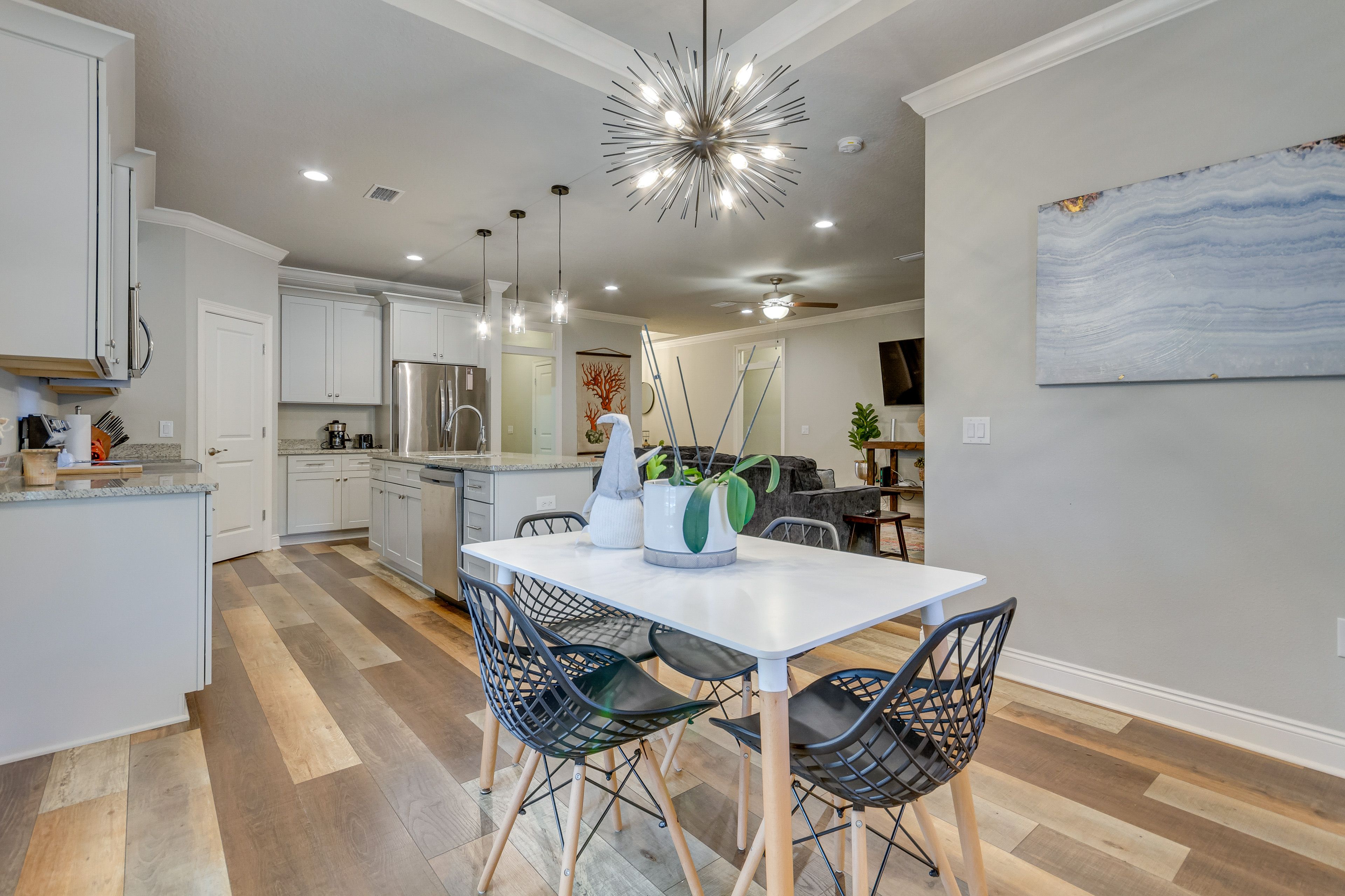 Dining Area | Dishware & Flatware Provided