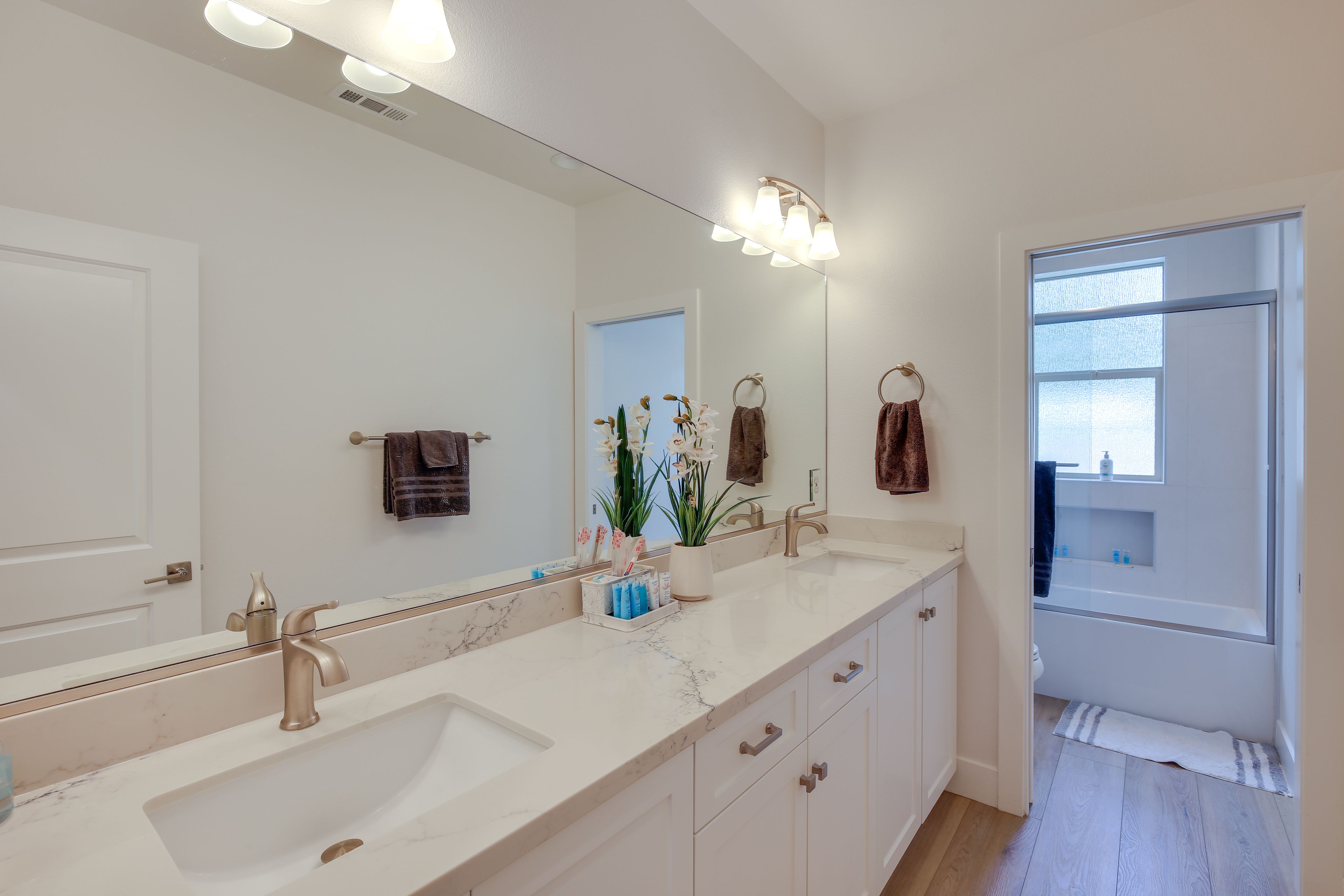 Full Bathroom | Complimentary Toiletries | 2nd Floor