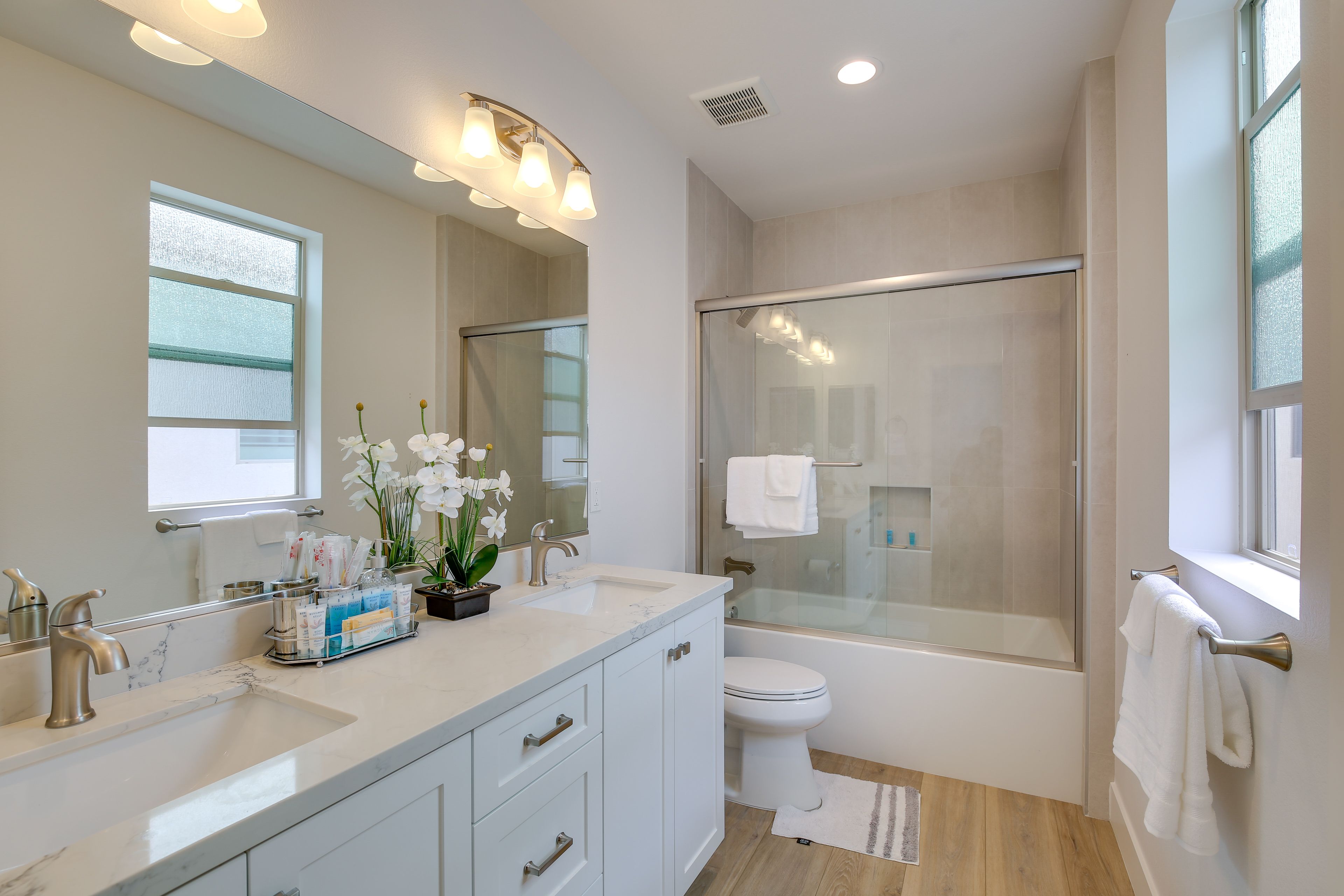 Full Bathroom | Complimentary Toiletries | 2nd Floor