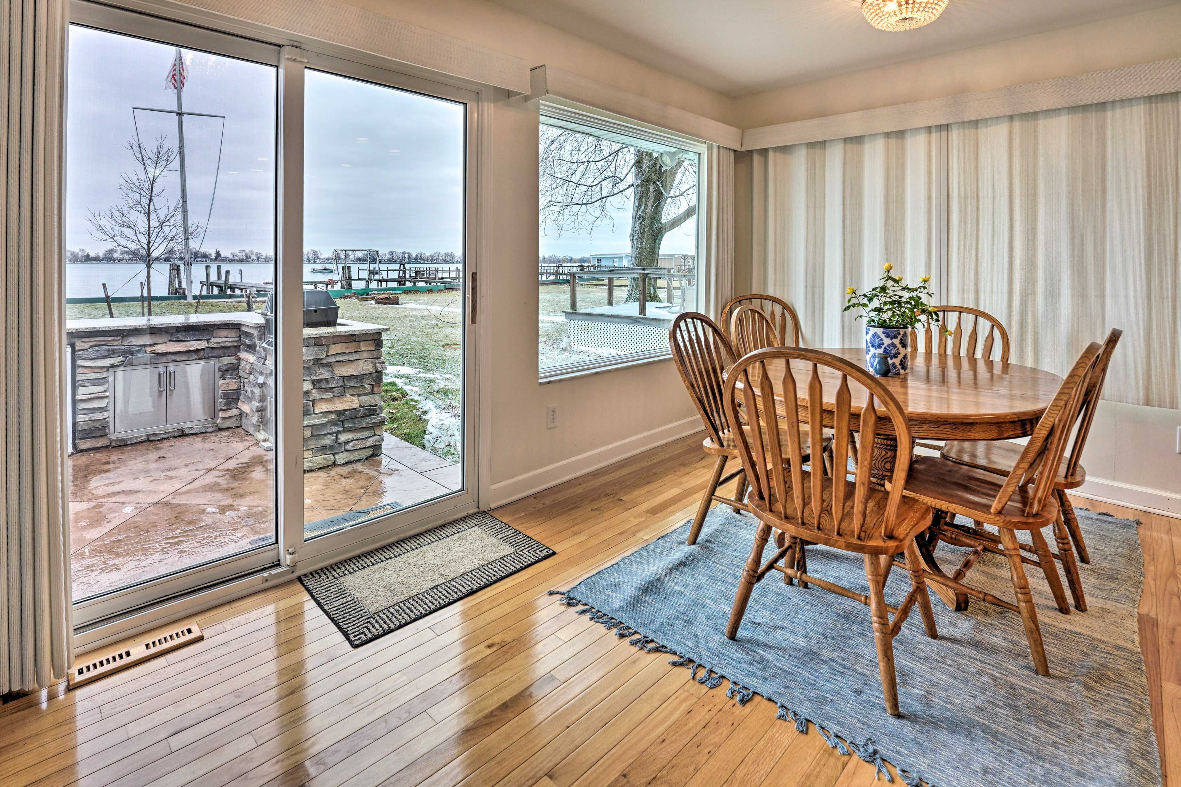 Dining Area | Dishware & Flatware Provided