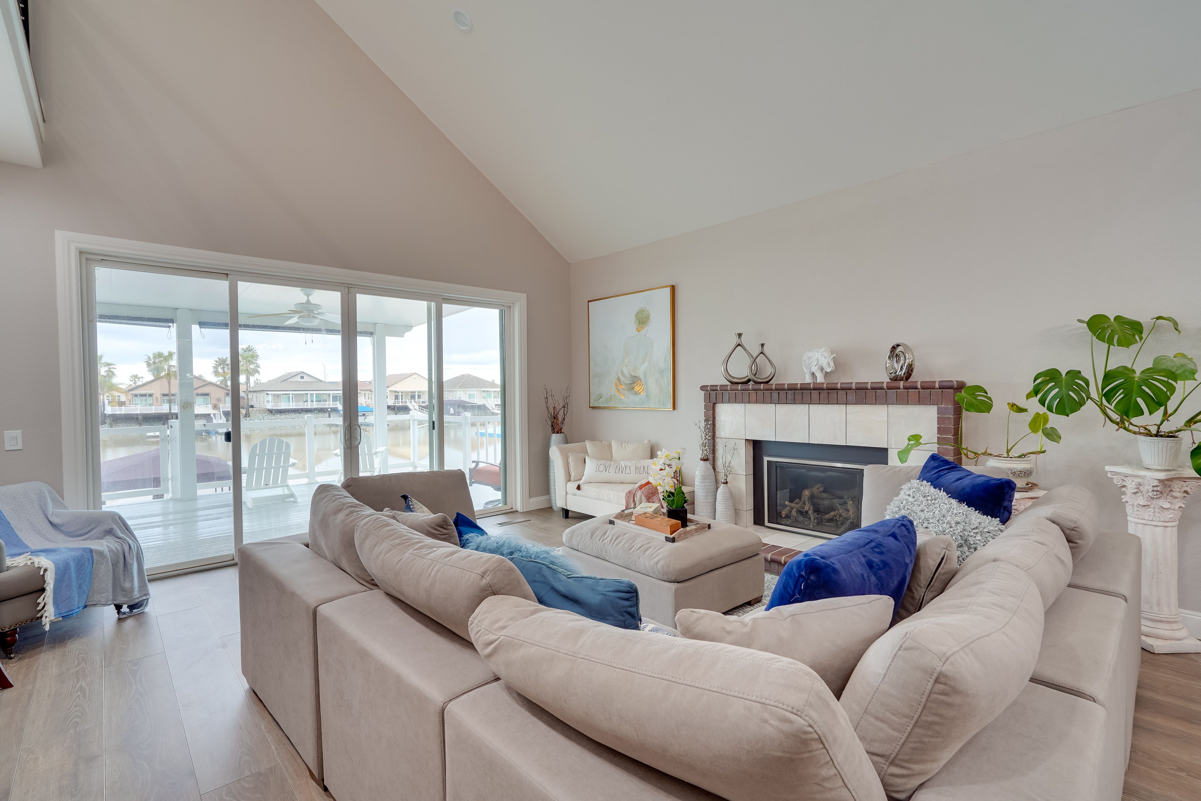 Living Room | Gas Fireplace | Central A/C | Books